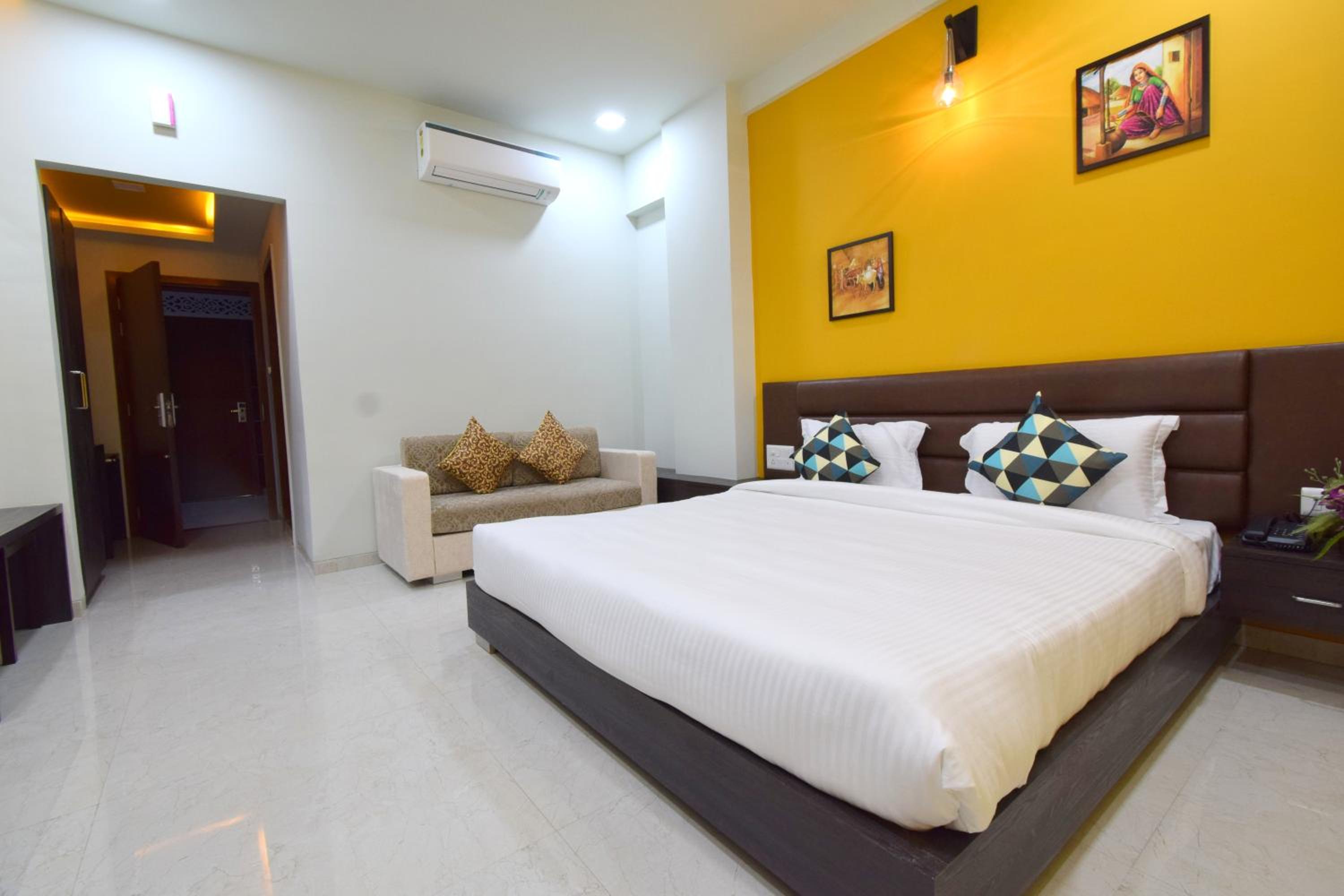 Deluxe King Room - Photo 10
