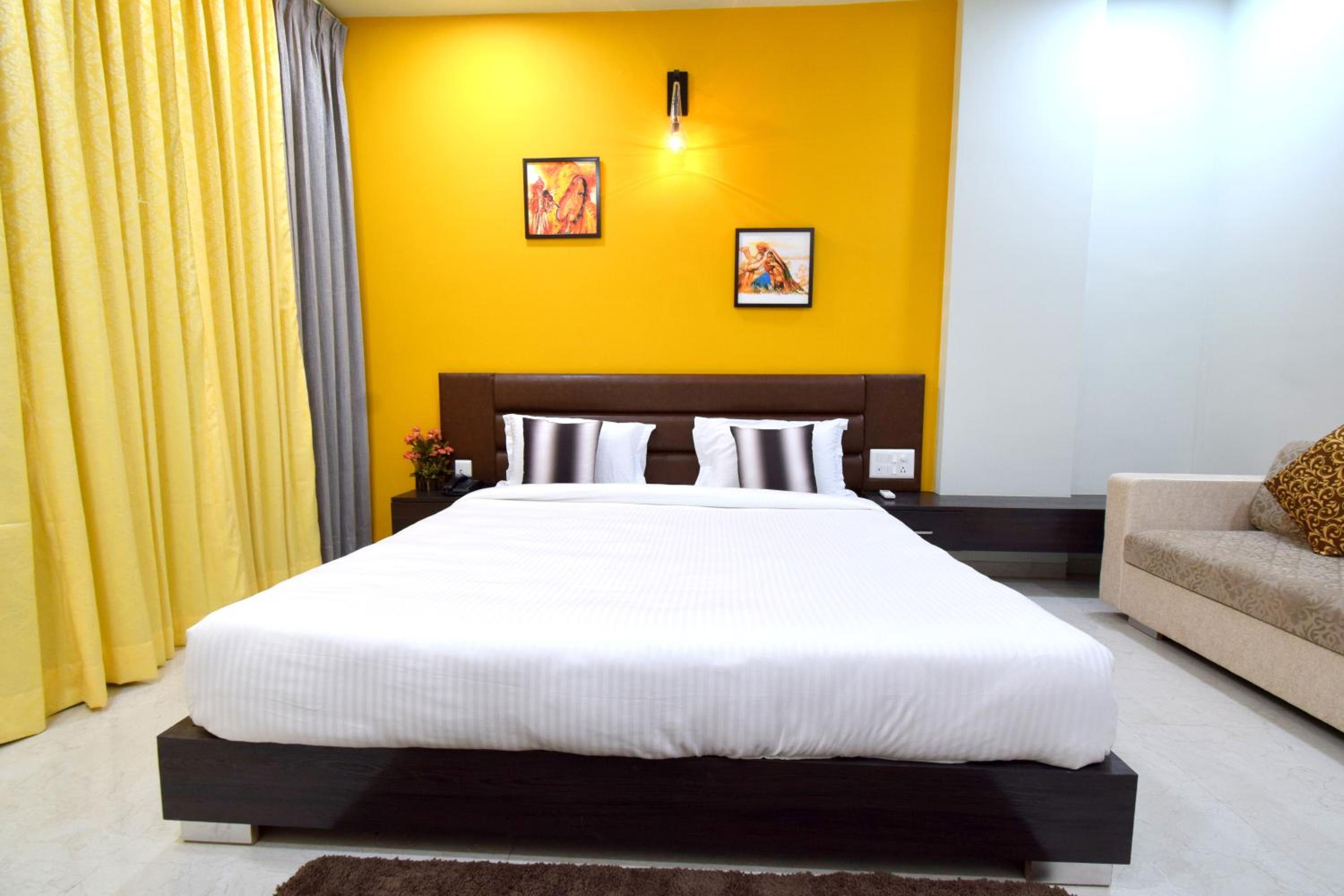 Deluxe King Room - Photo 9