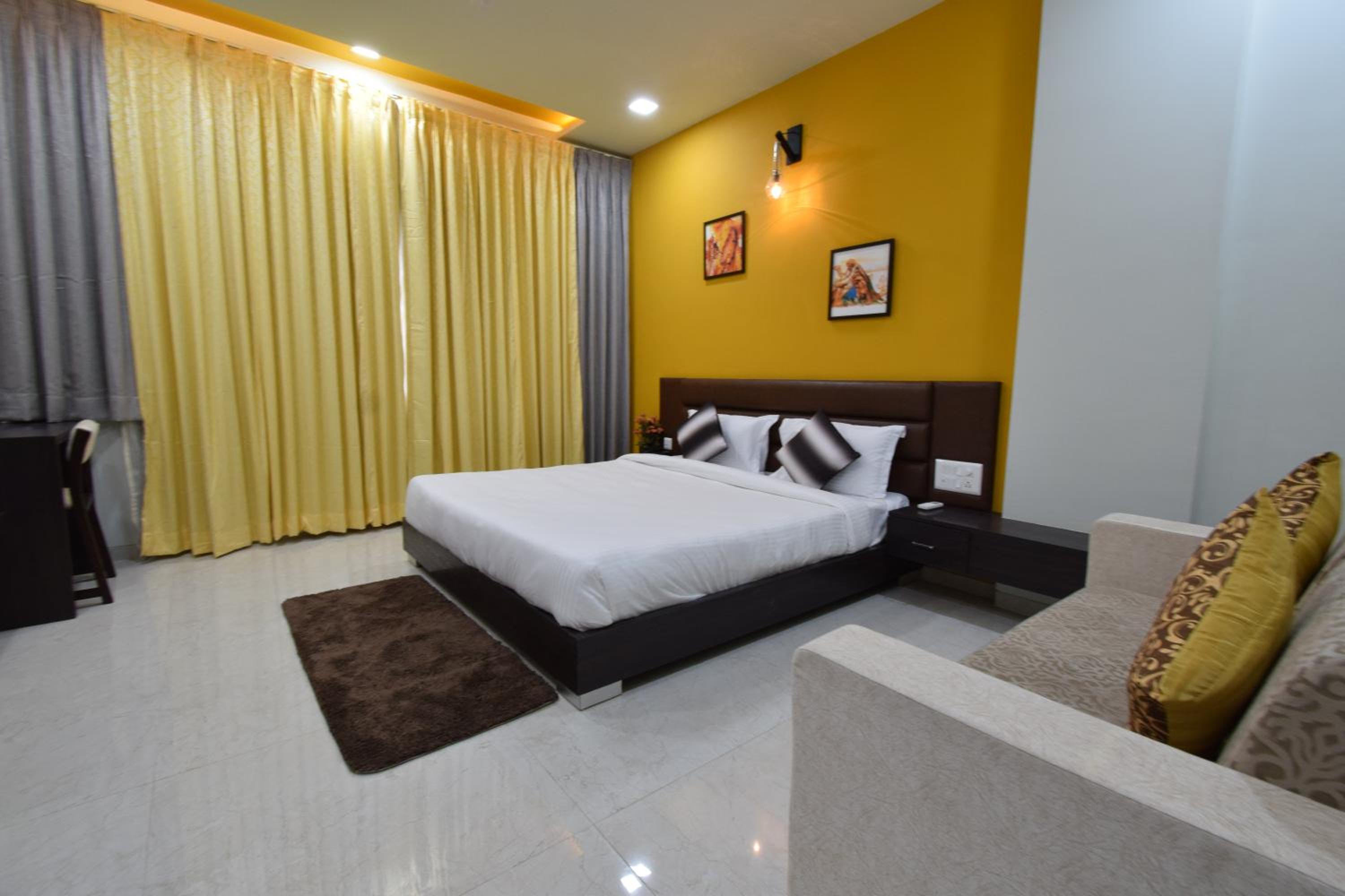 Deluxe King Room - Photo 8