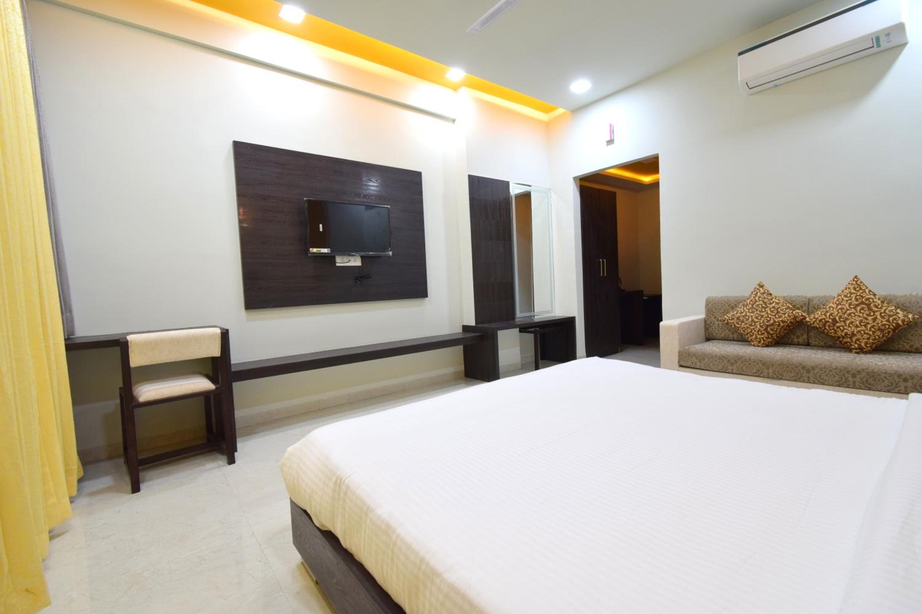 Deluxe King Room - Photo 7