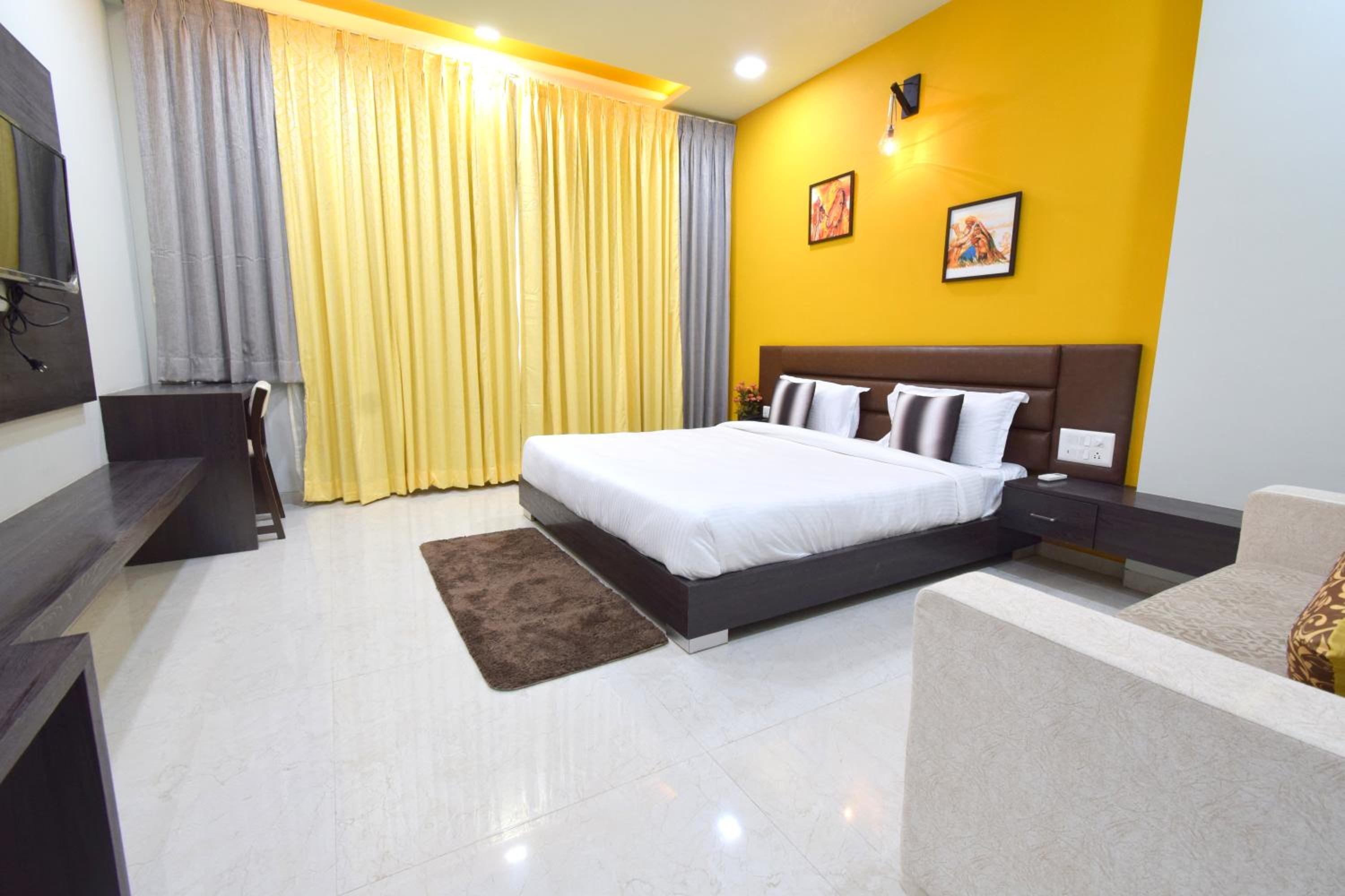 Deluxe King Room - Photo 6