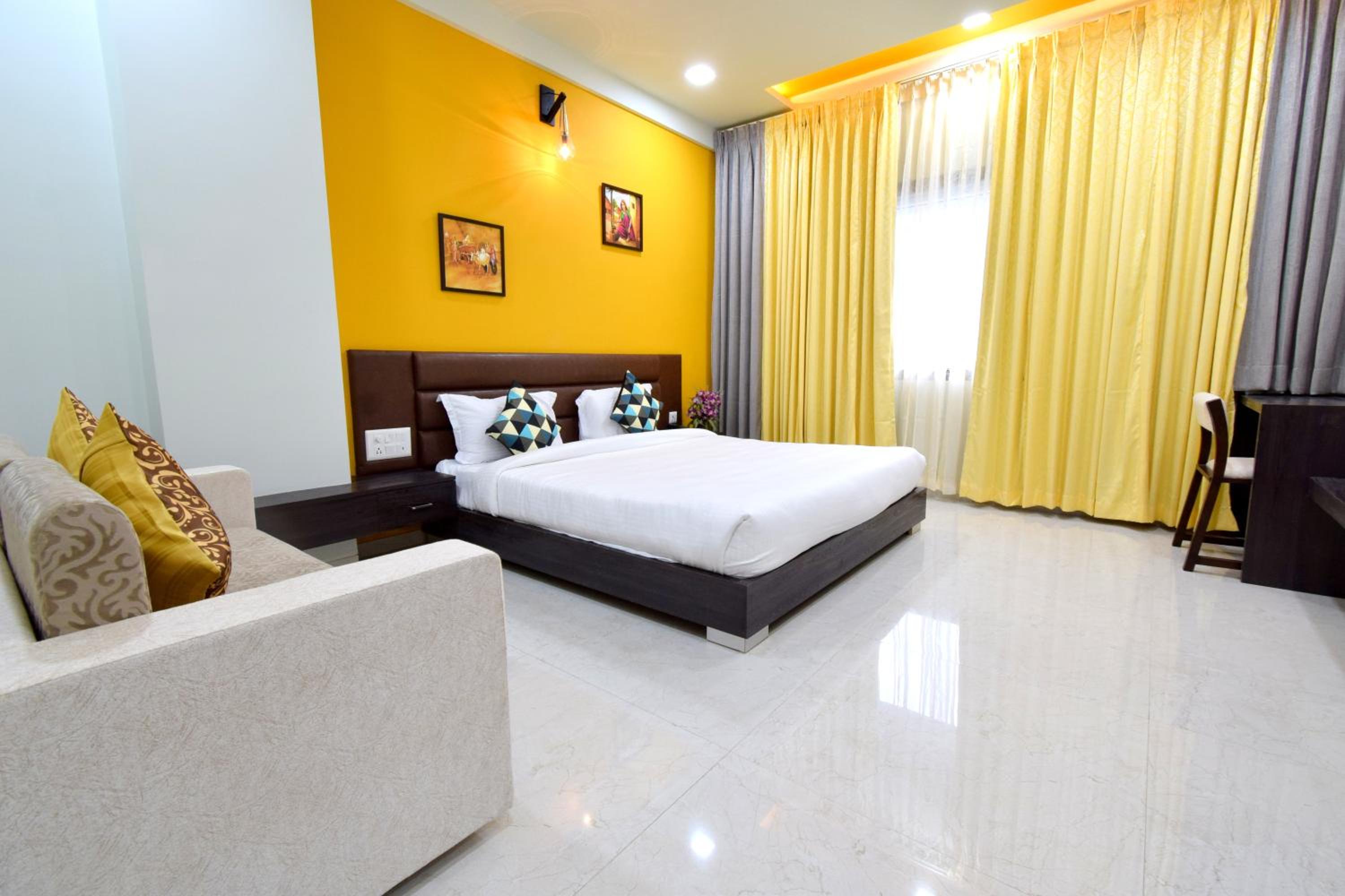 Deluxe King Room - Photo 2