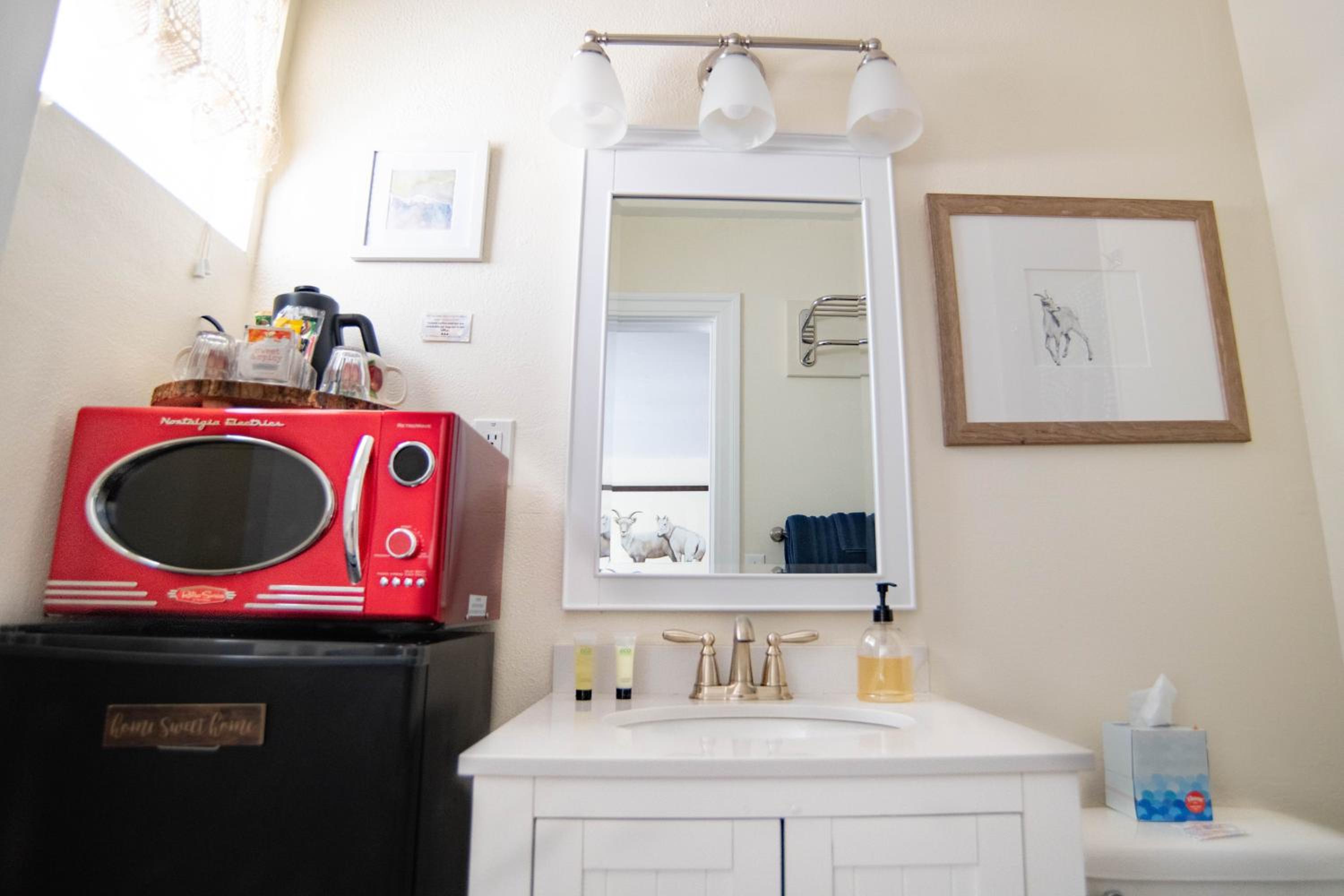 Deluxe Queen Room - Photo 8