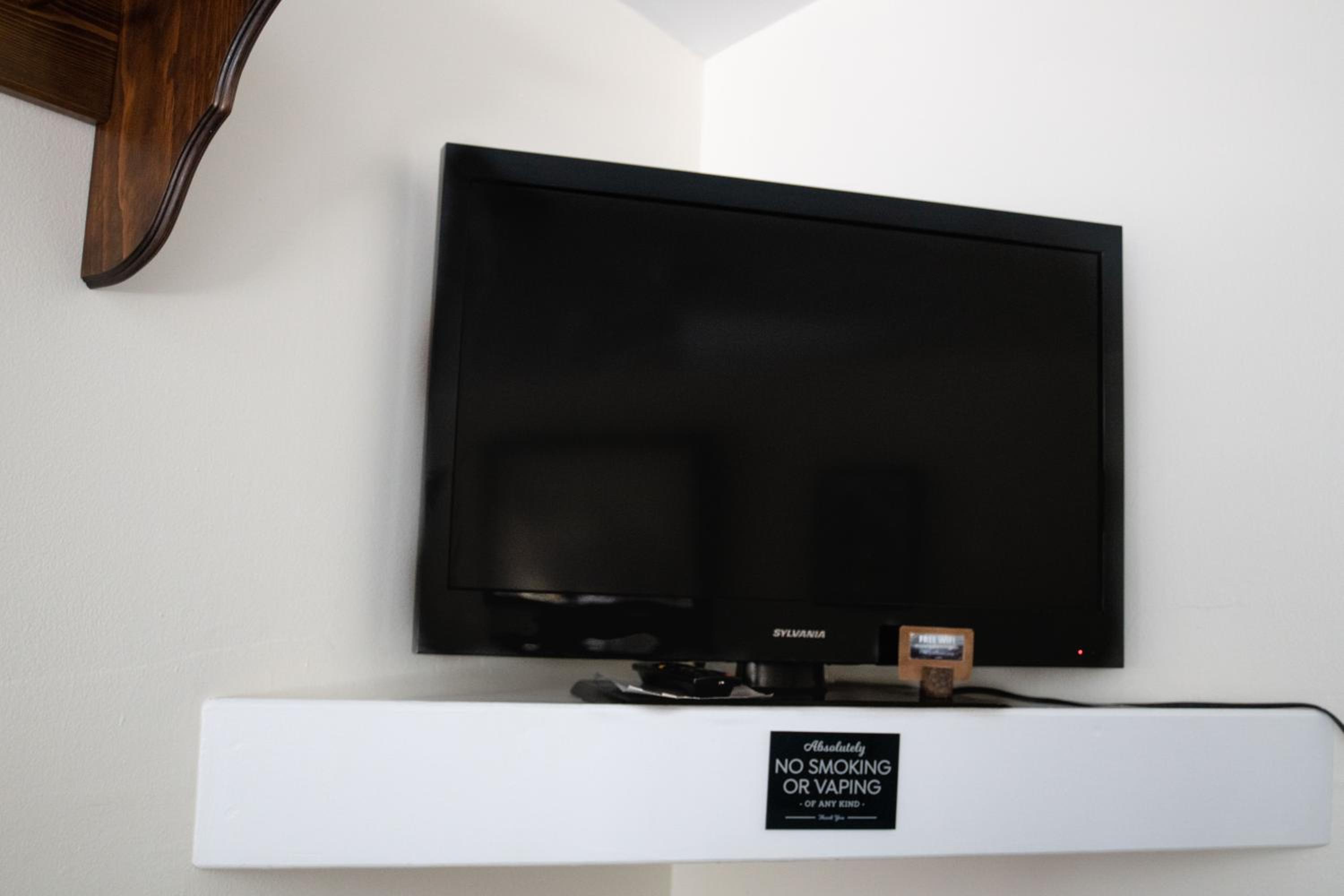 Deluxe Queen Room - Photo 10
