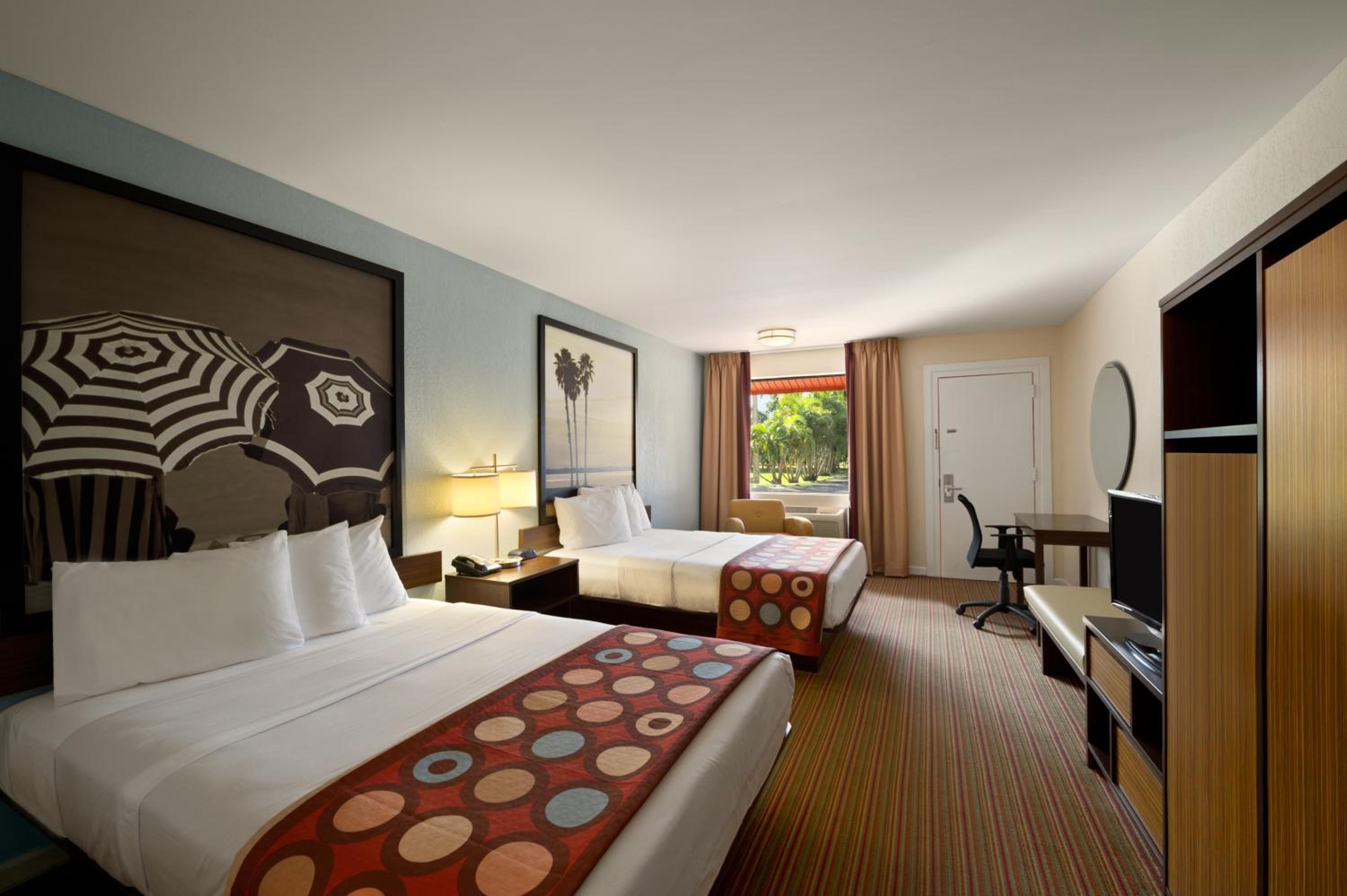 2 Double Beds, Deluxe Room, Pool Side, Non-Smoking - Photo 3