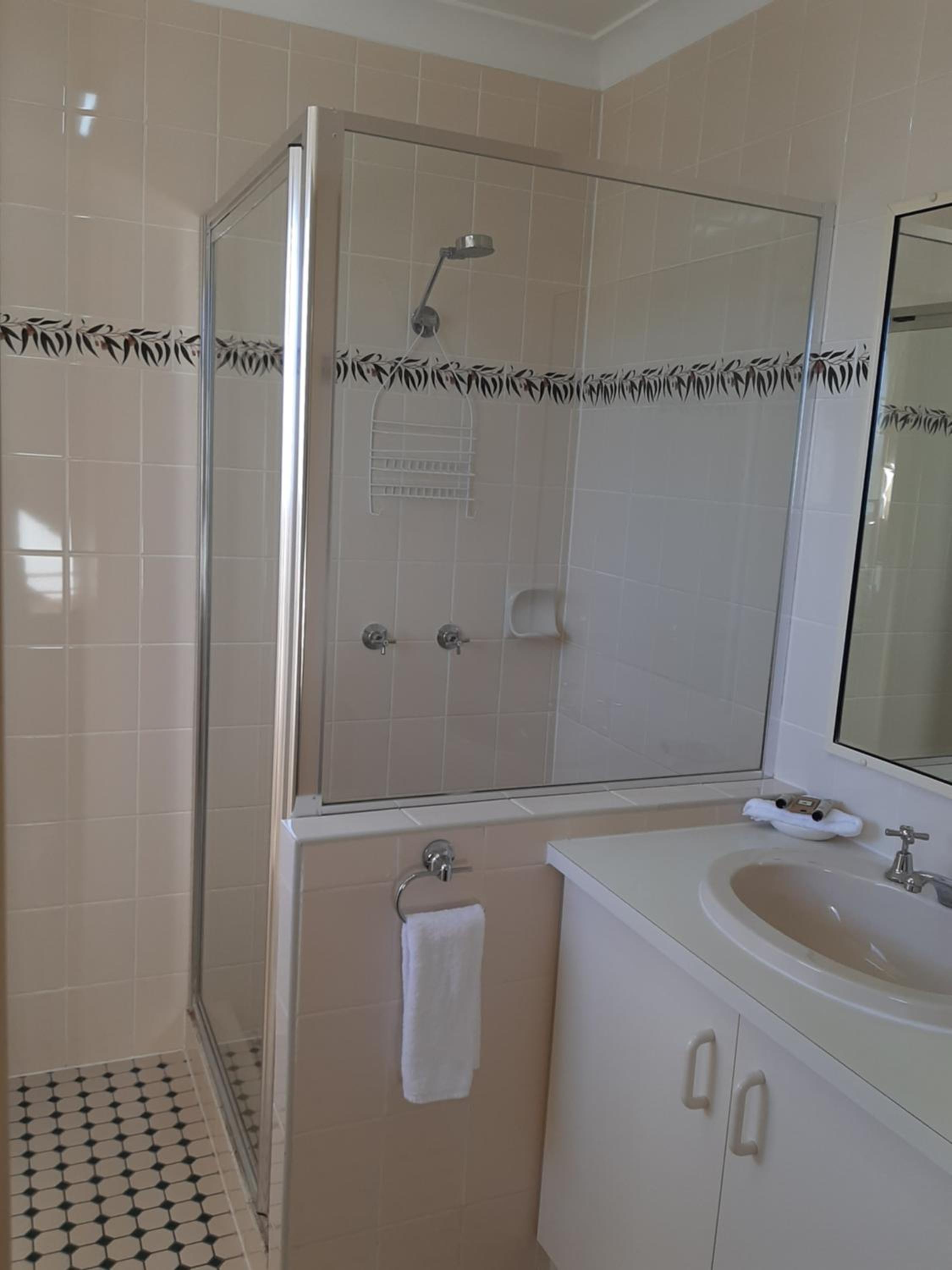 Standard Queen Room - Photo 4