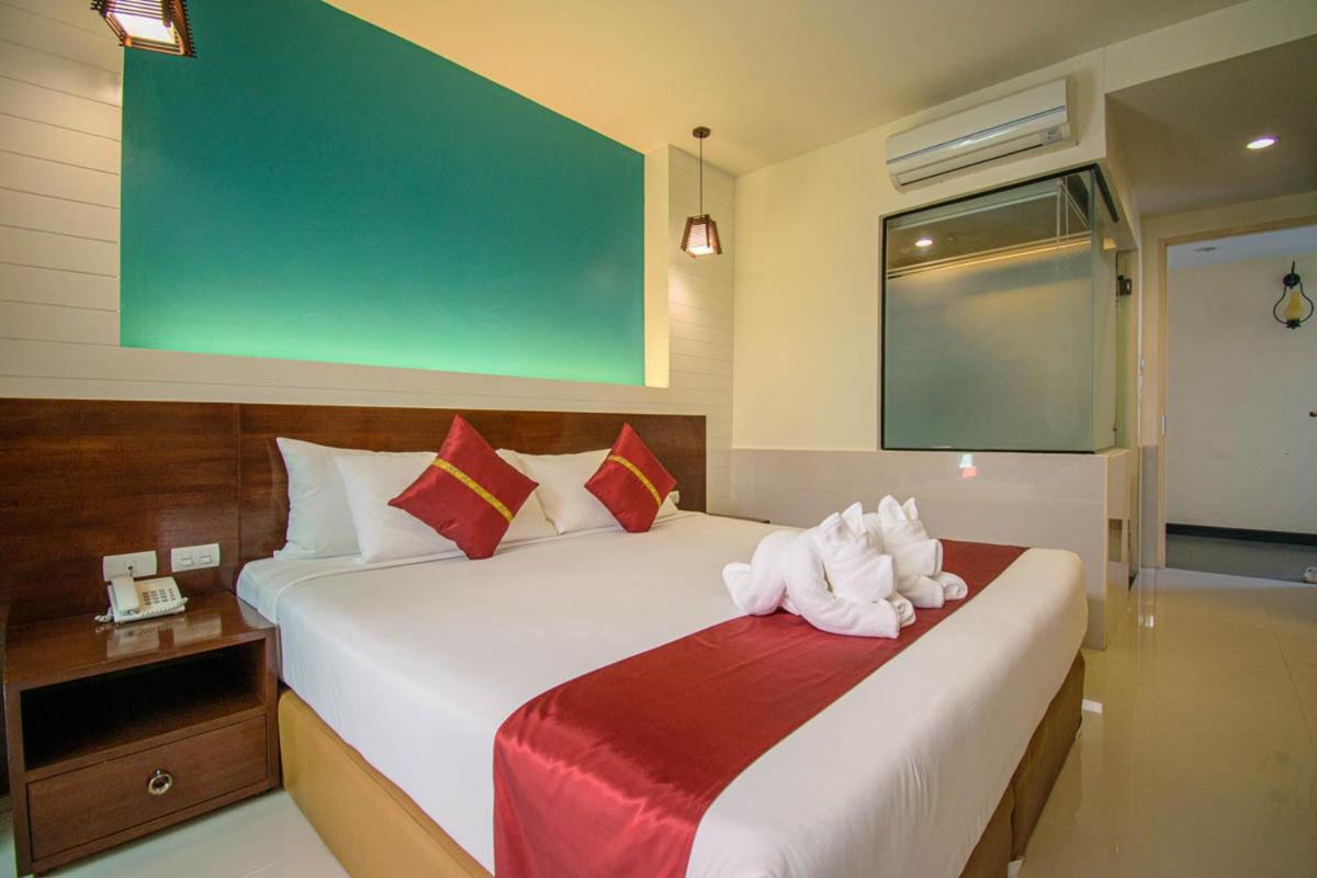 Deluxe Pool Access Room King Bed