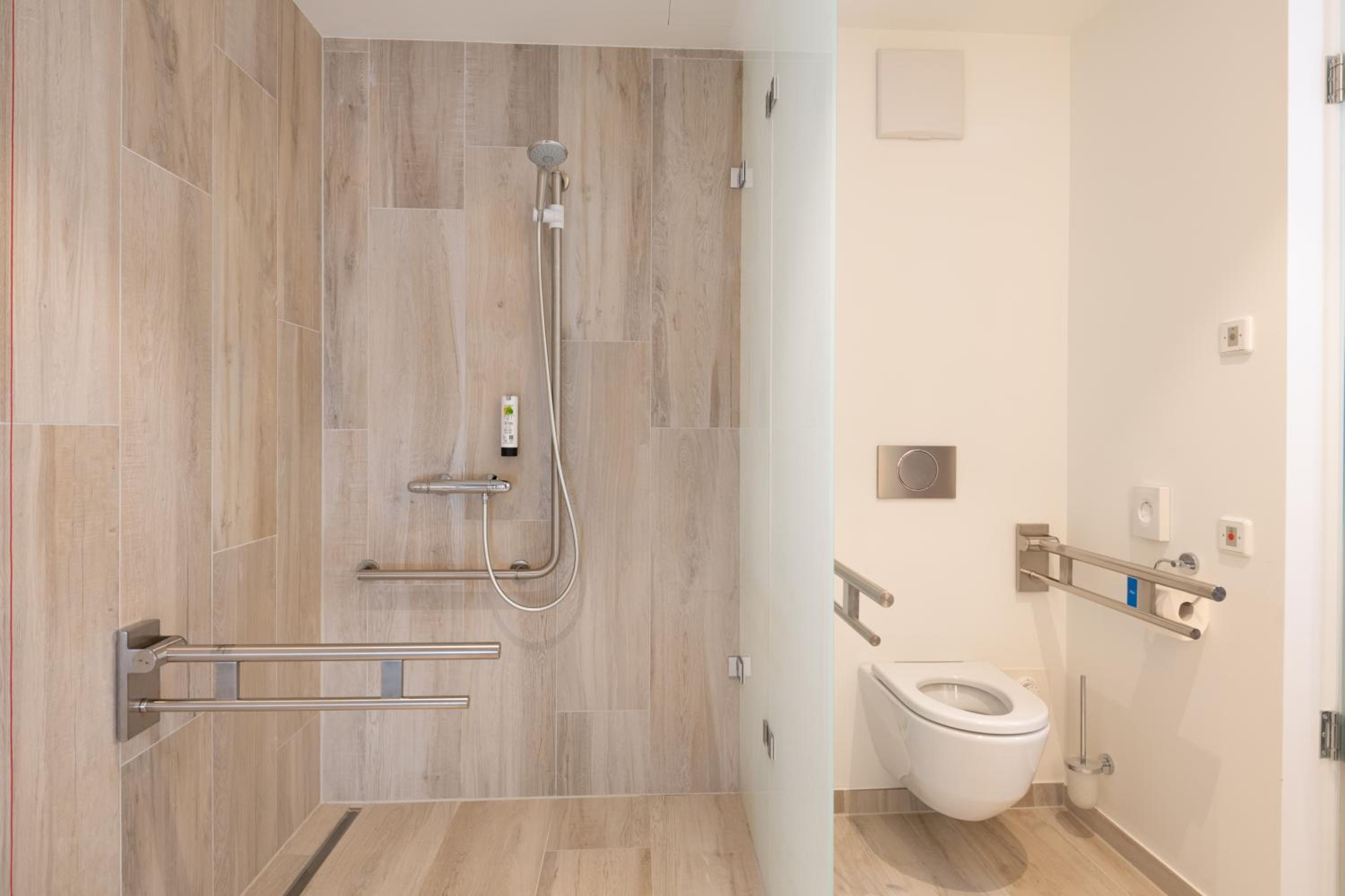 Twin Room with Roll-in Shower - Disability Access photo 3