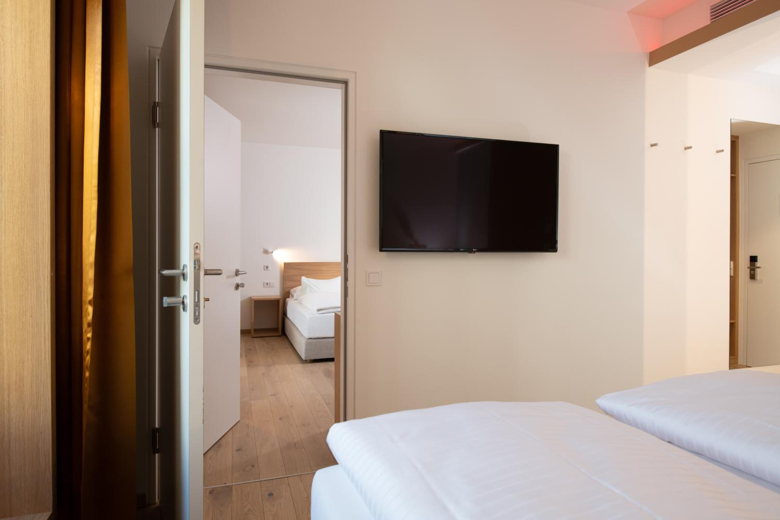 Twin Room with Roll-in Shower - Disability Access photo 1