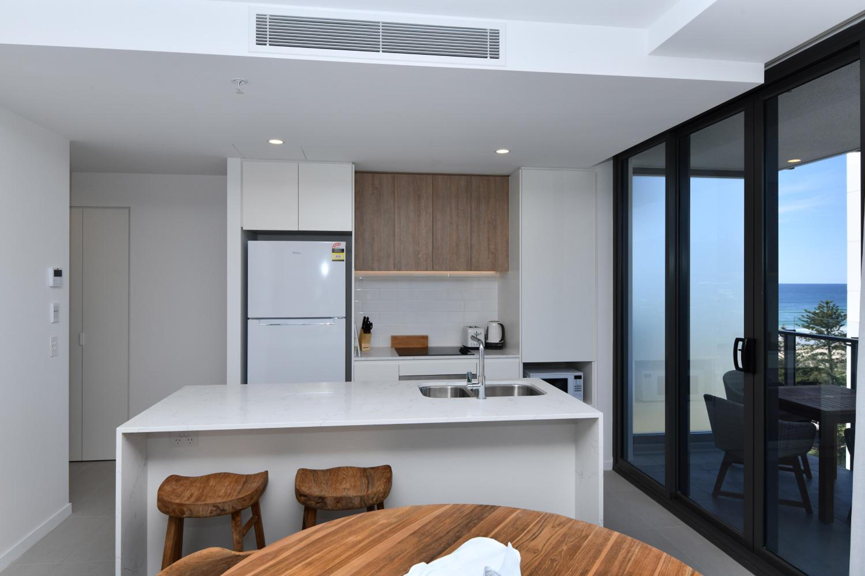 2 Bedroom Panoramic High Apartment - Photo 6