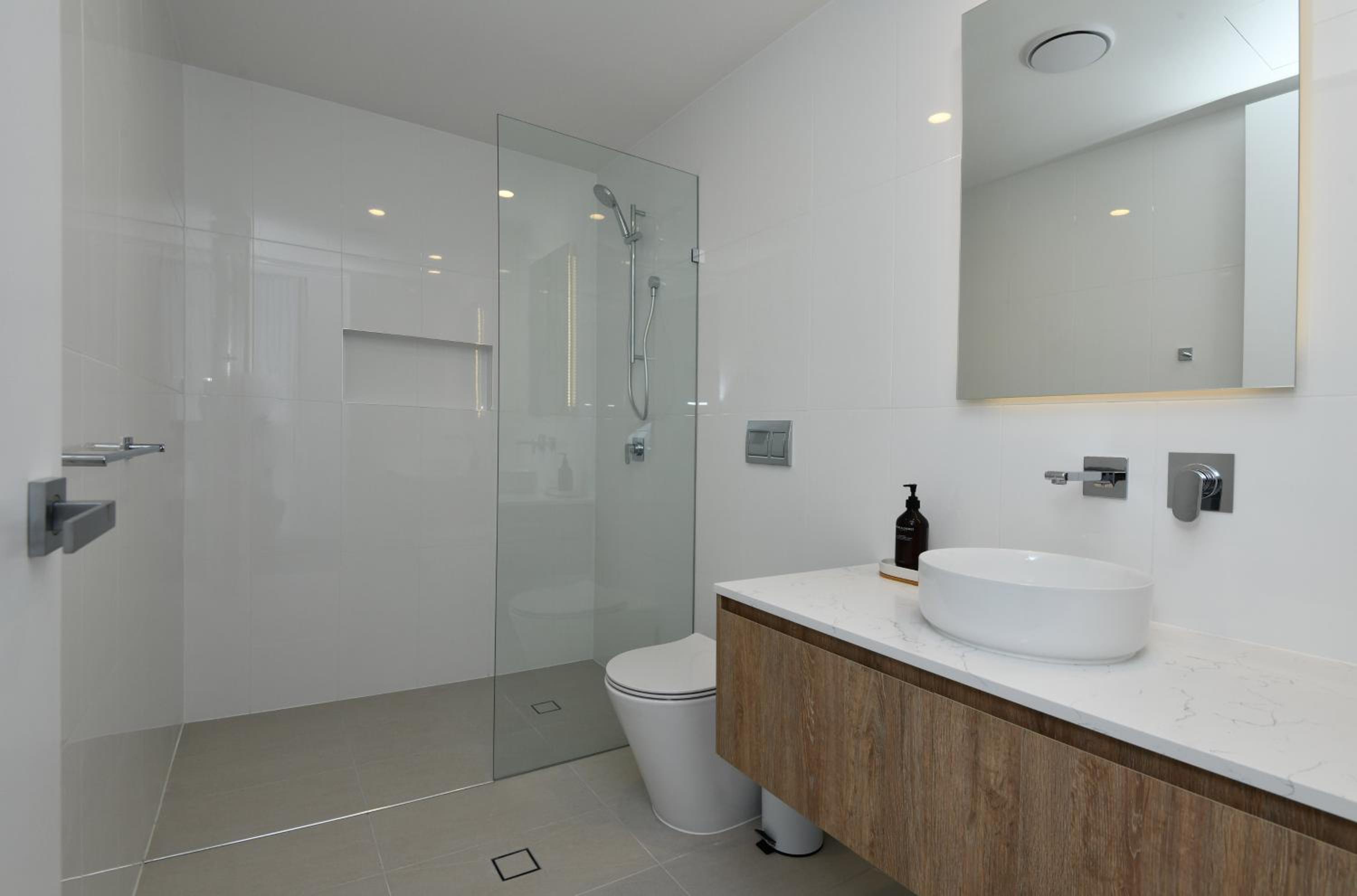 2 Bedroom Panoramic High Apartment - Photo 3