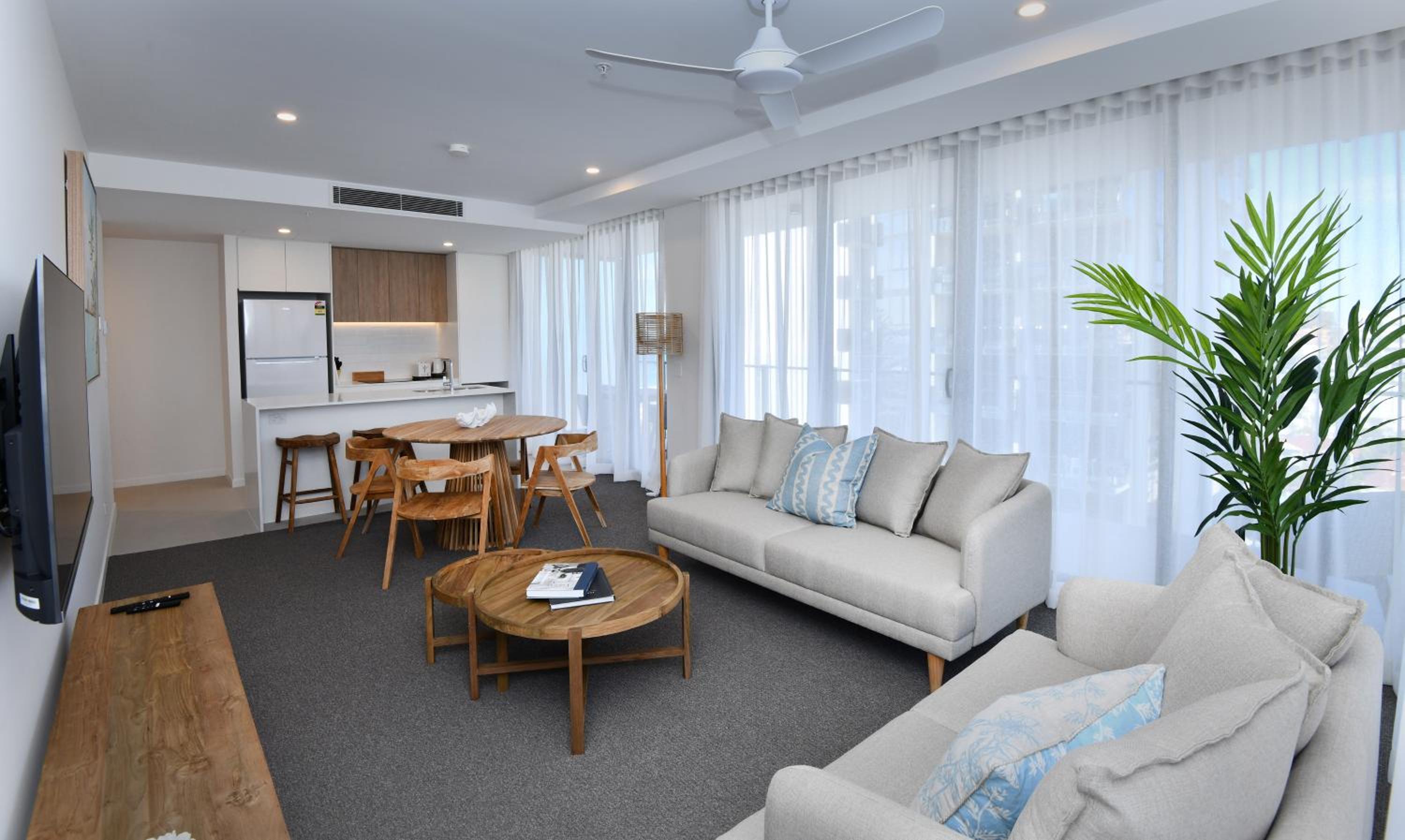 2 Bedroom Panoramic High Apartment - Photo 8