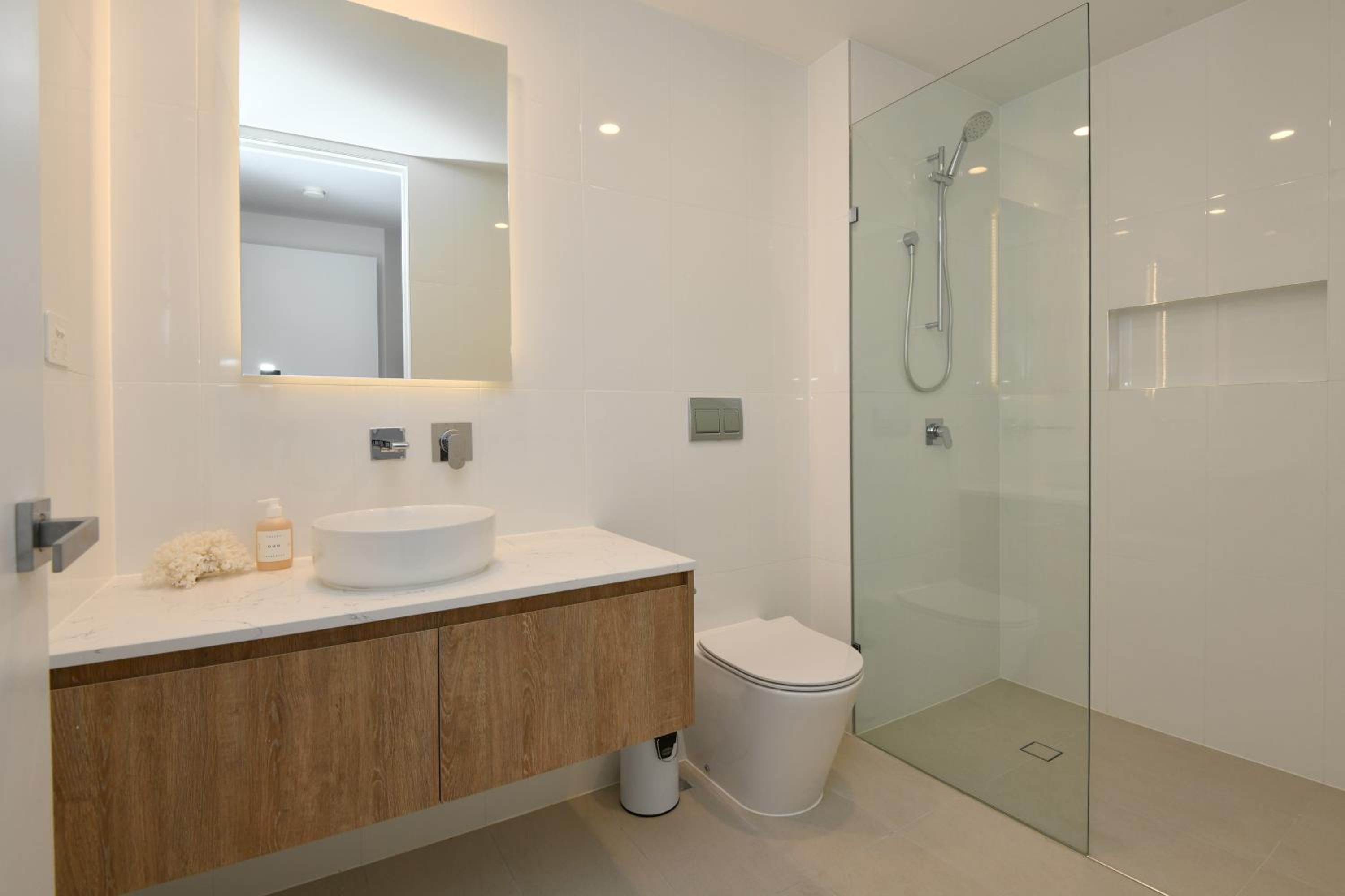 2 Bedroom Panoramic High Apartment - Photo 9