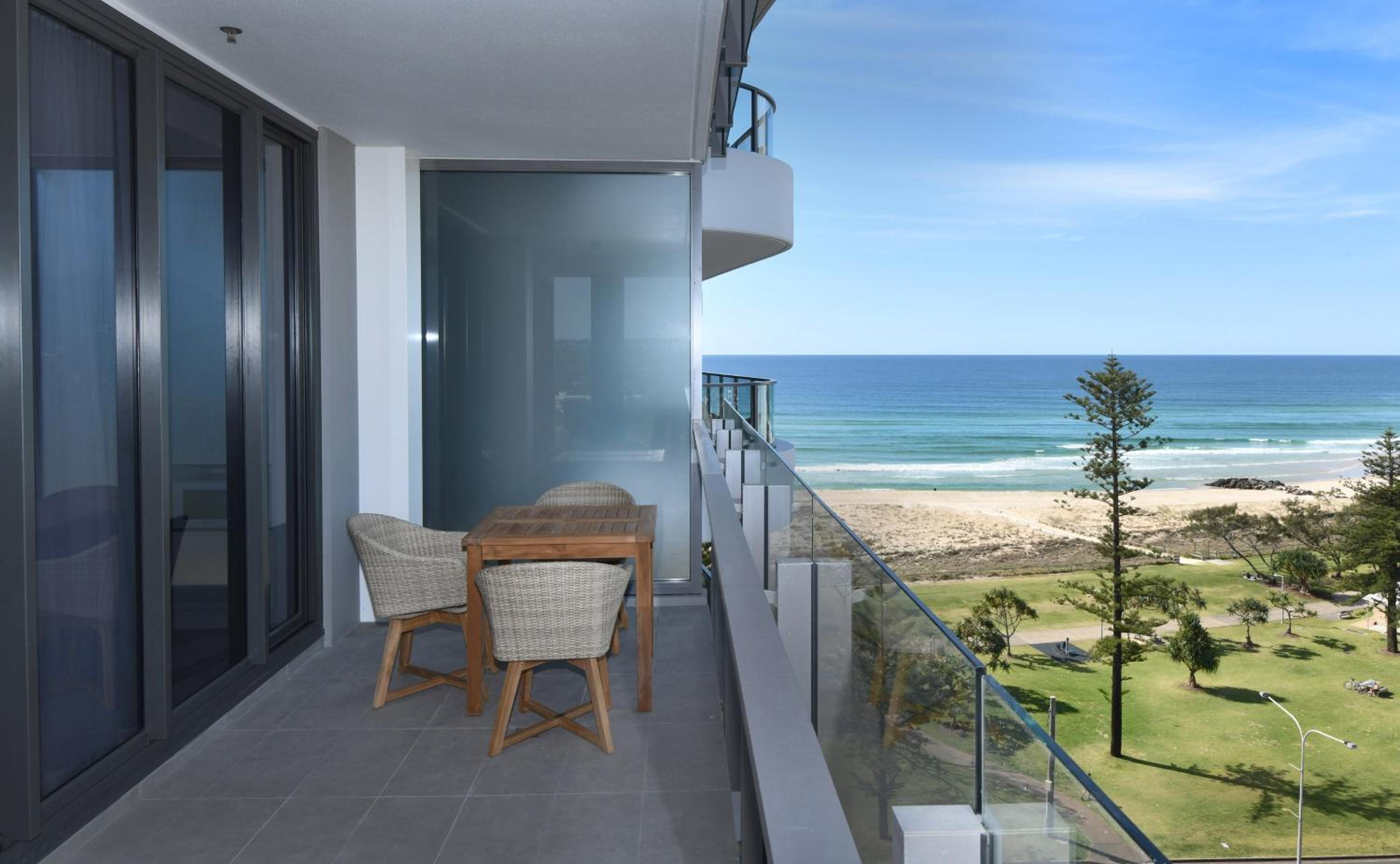 2 Bedroom Panoramic High Apartment - Photo 2