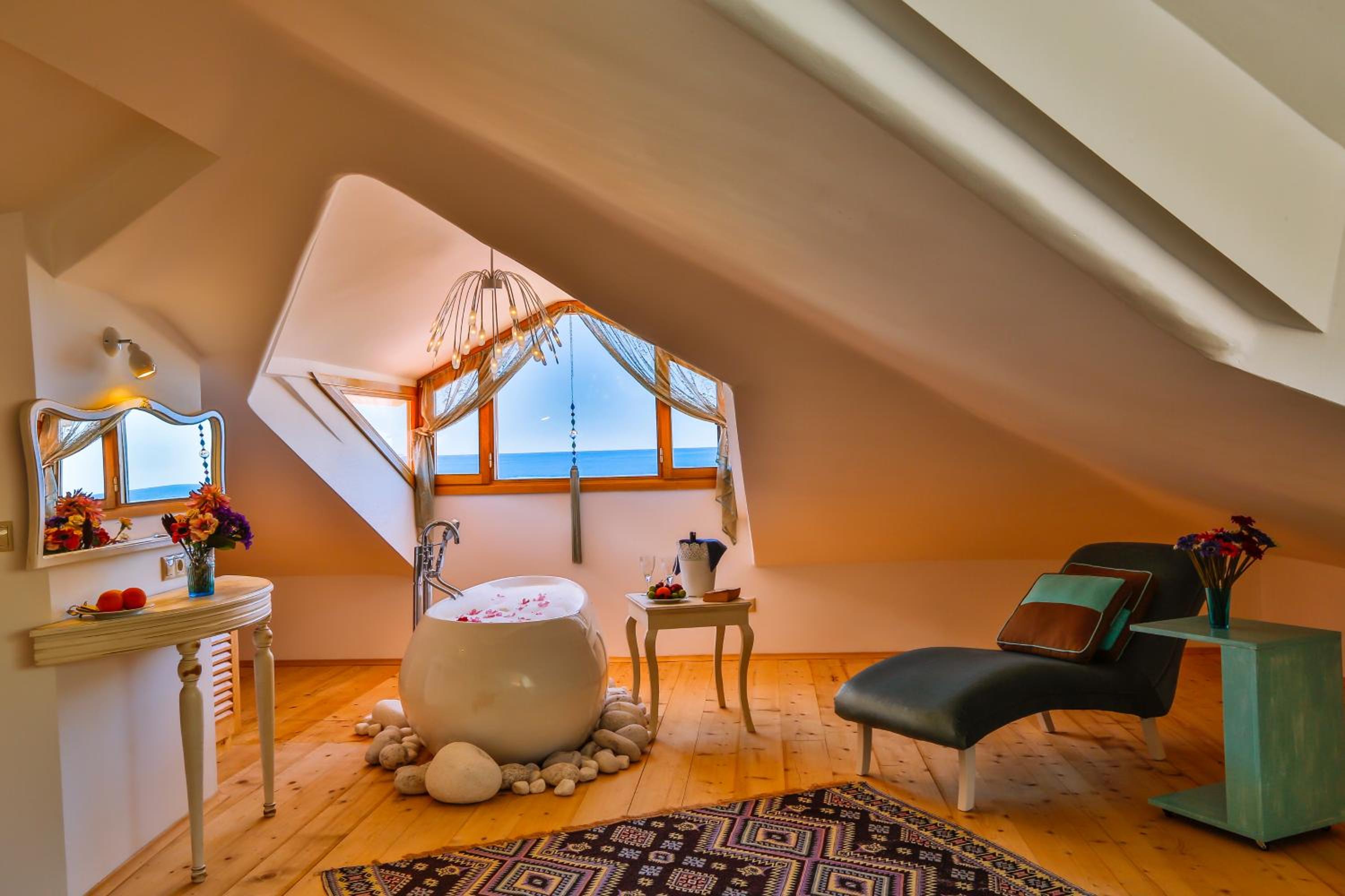 Superior Attic Room with Seaview & Tub