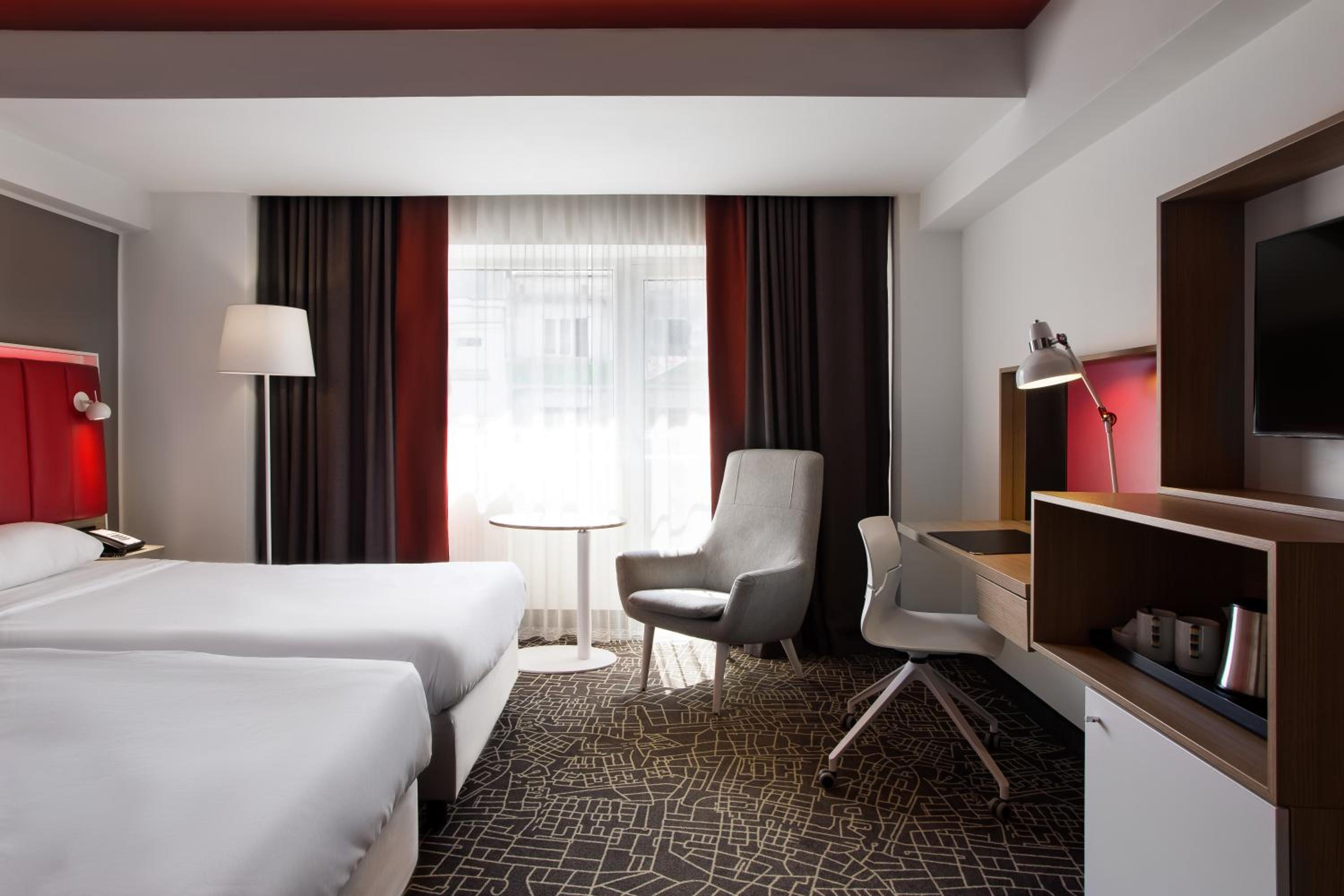 Standard Room with Balcony - Photo 5