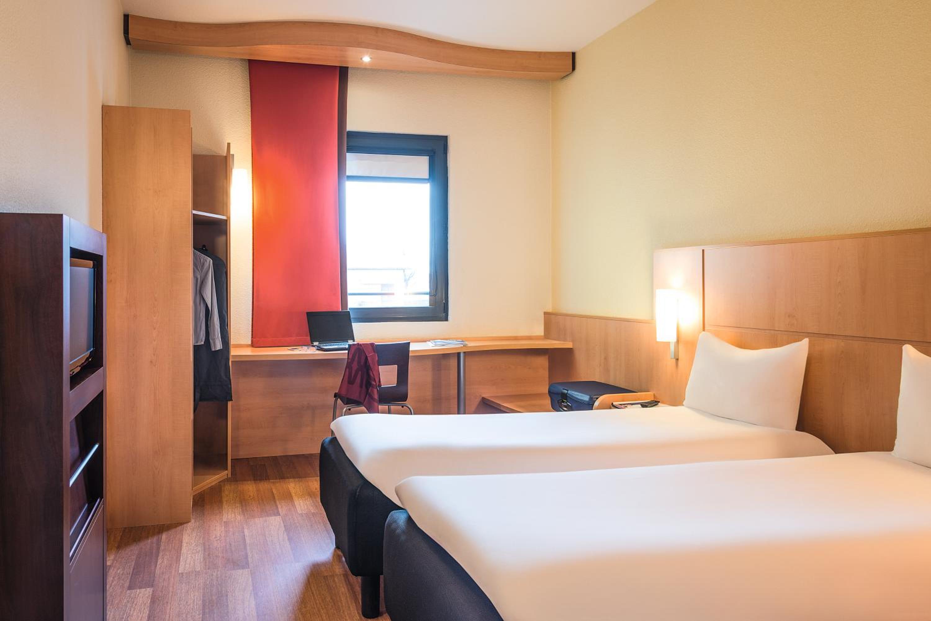 Standard Room with 2 Single Beds - Photo 7