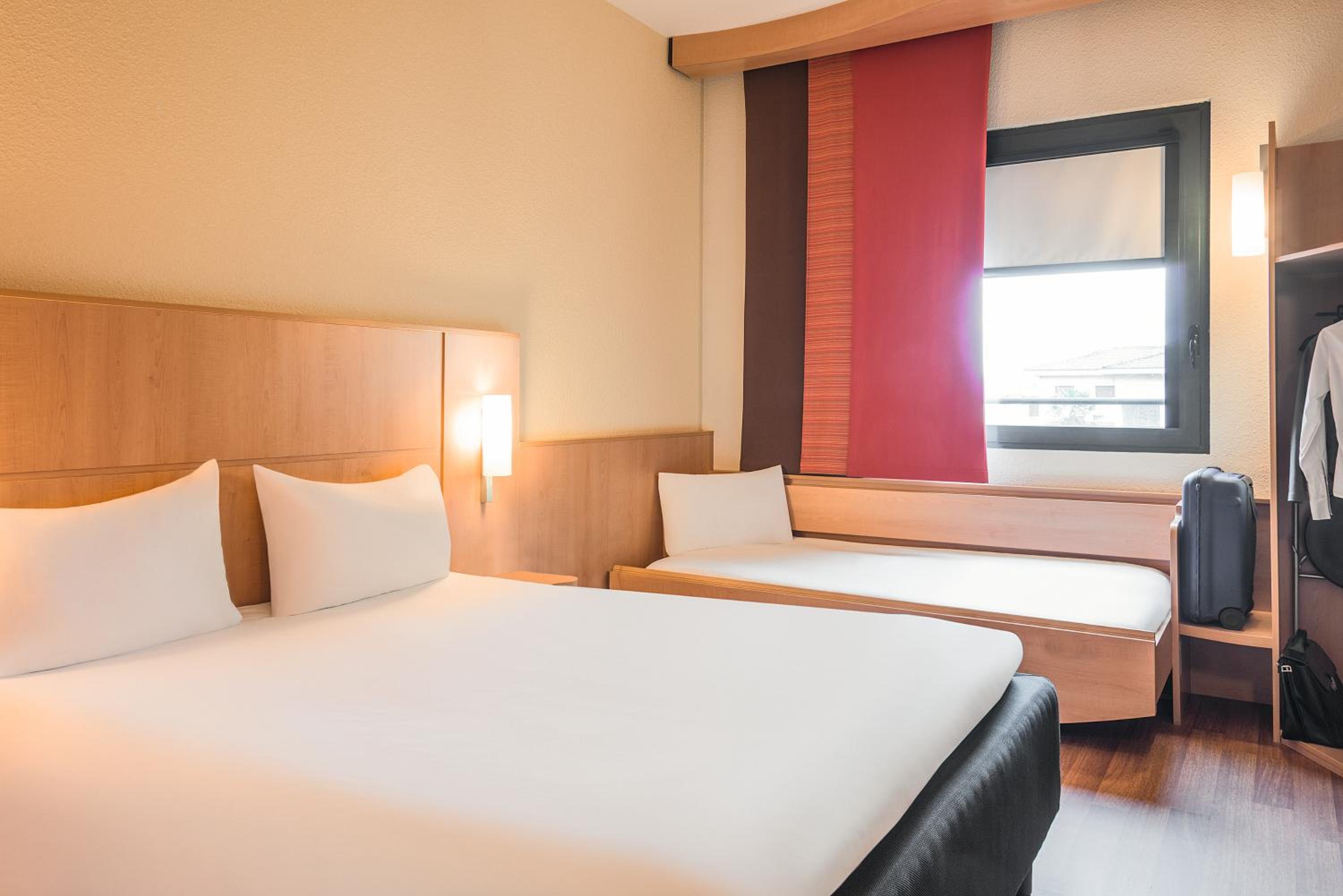 Standard Room with One Double Bed and One Single Bed - Photo 5