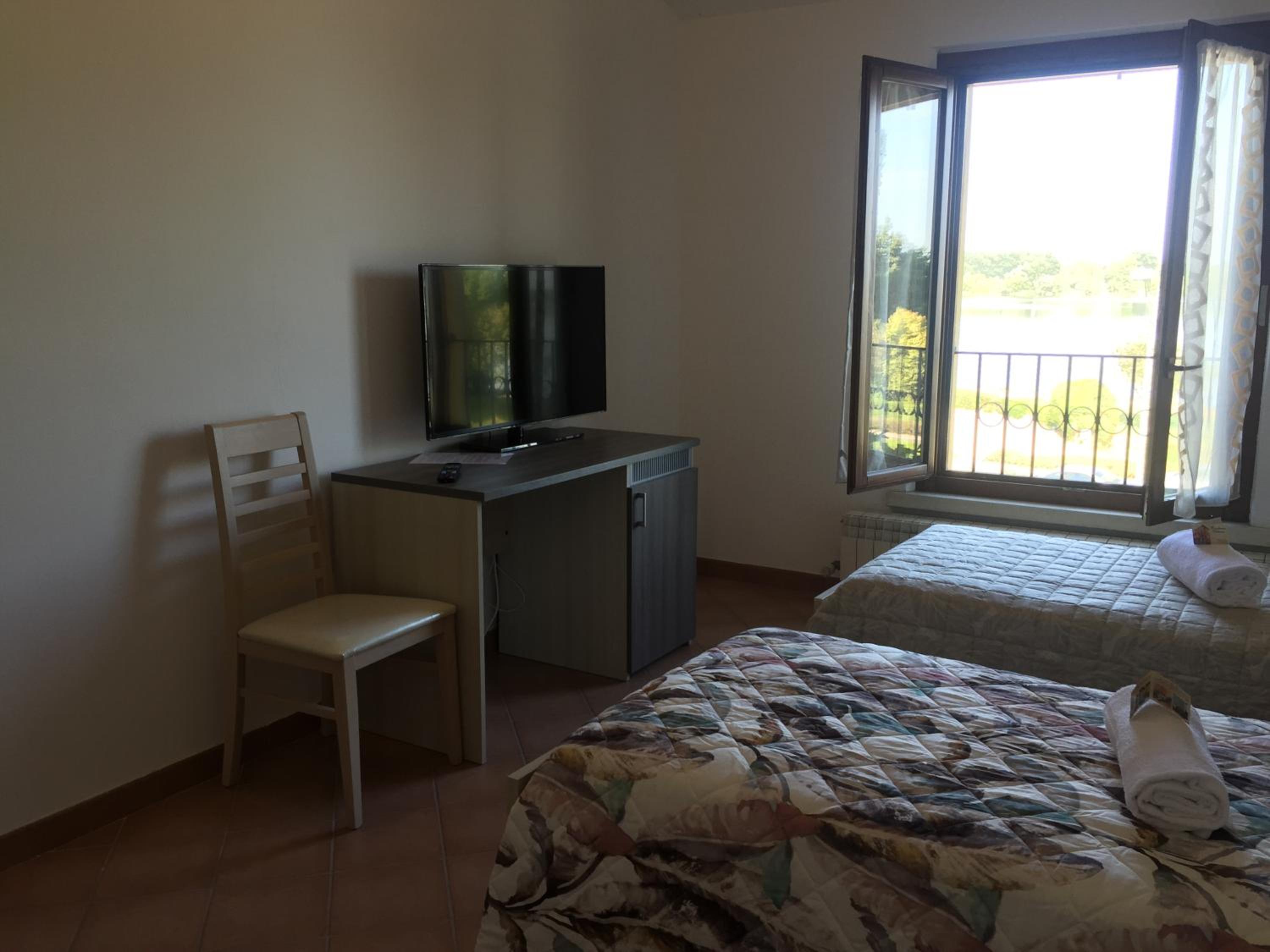Deluxe Double or Twin Room with Lake View photo 3