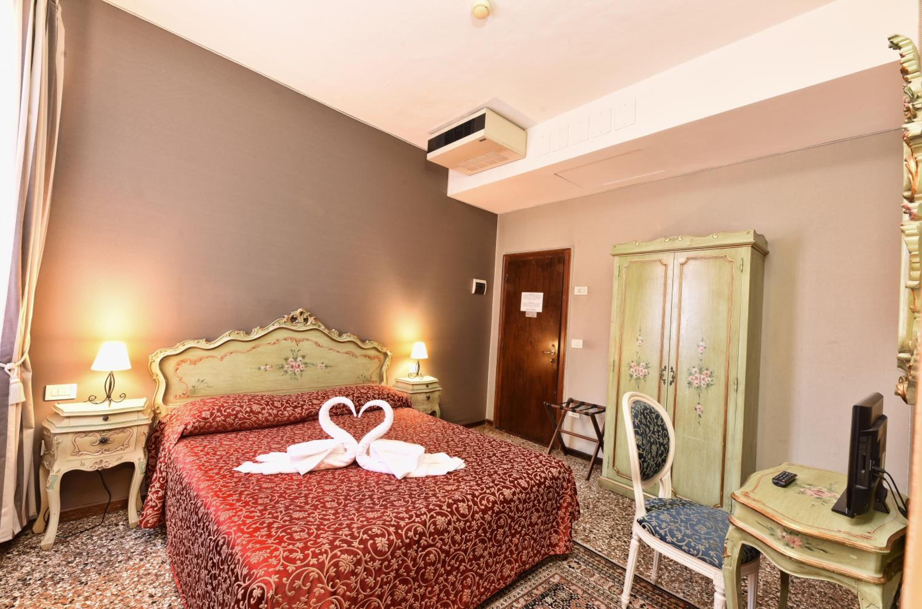 Double or Twin Room photo 3