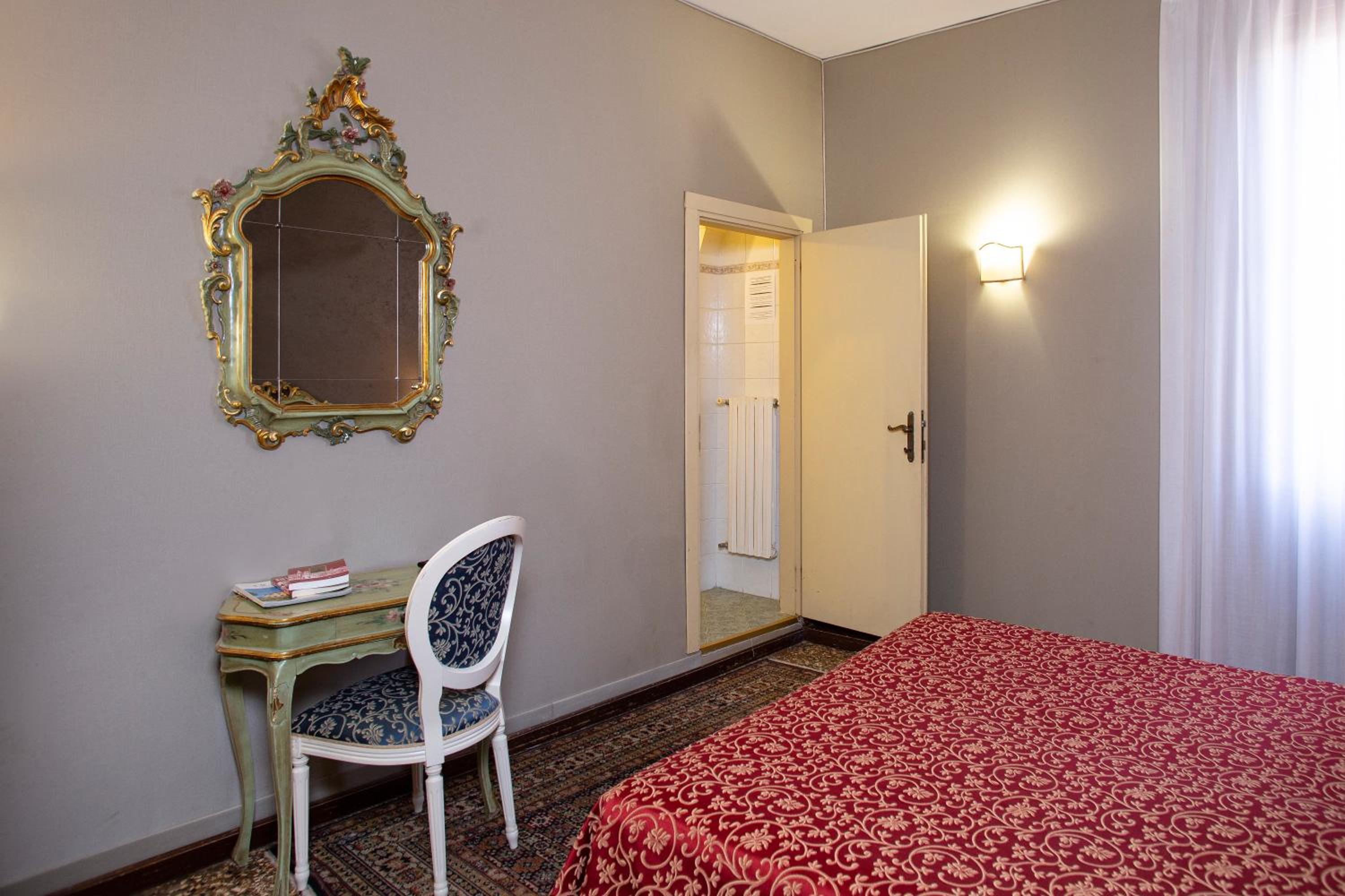 Double or Twin Room photo 3