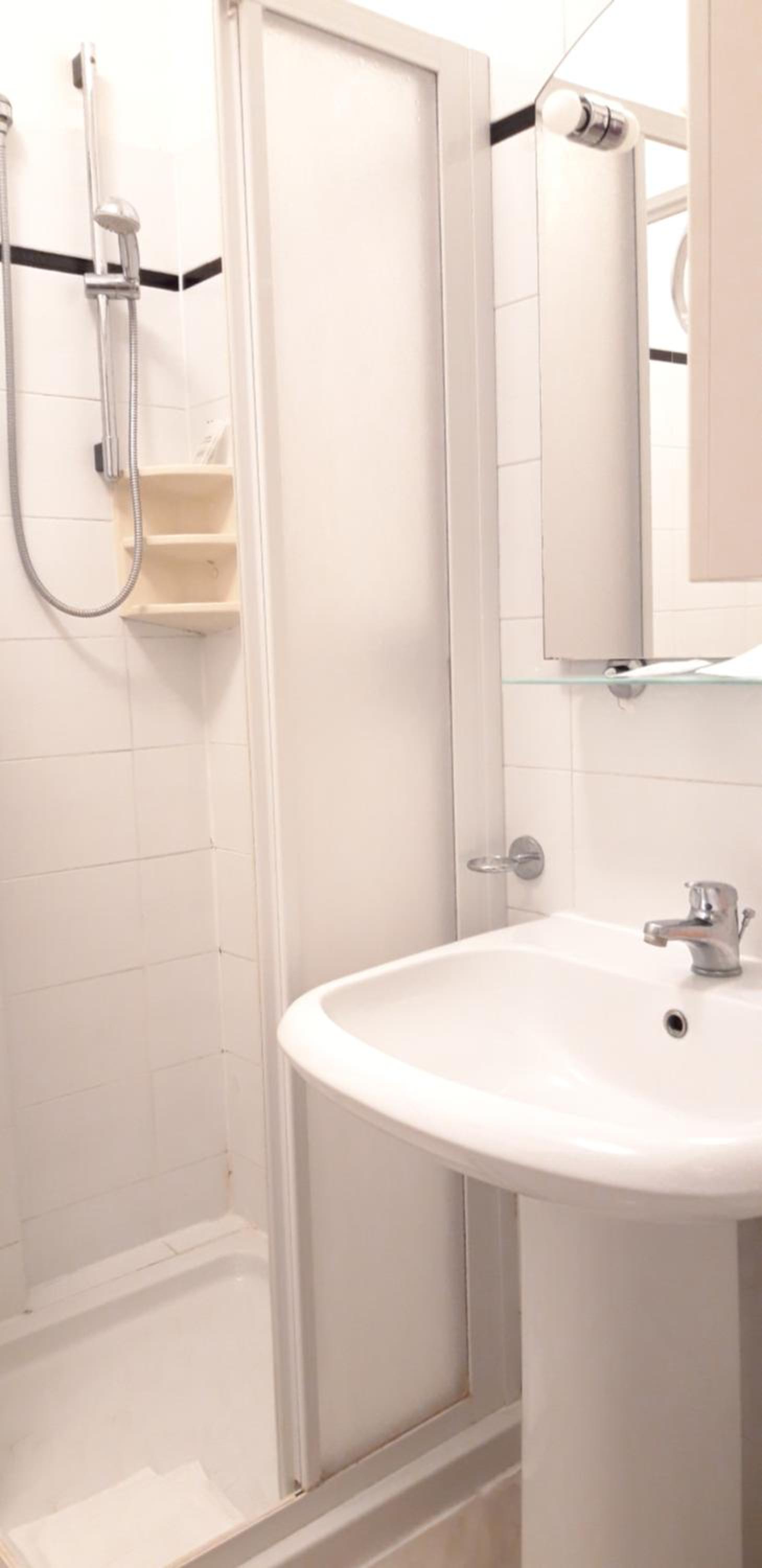 Double Room with Balcony - Photo 6