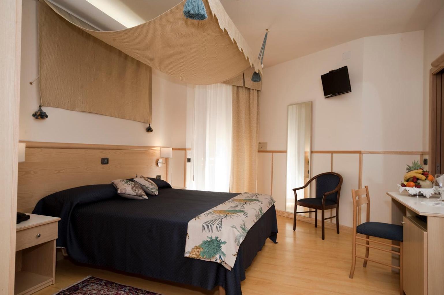 Double Room with Lateral Sea View - Photo 2