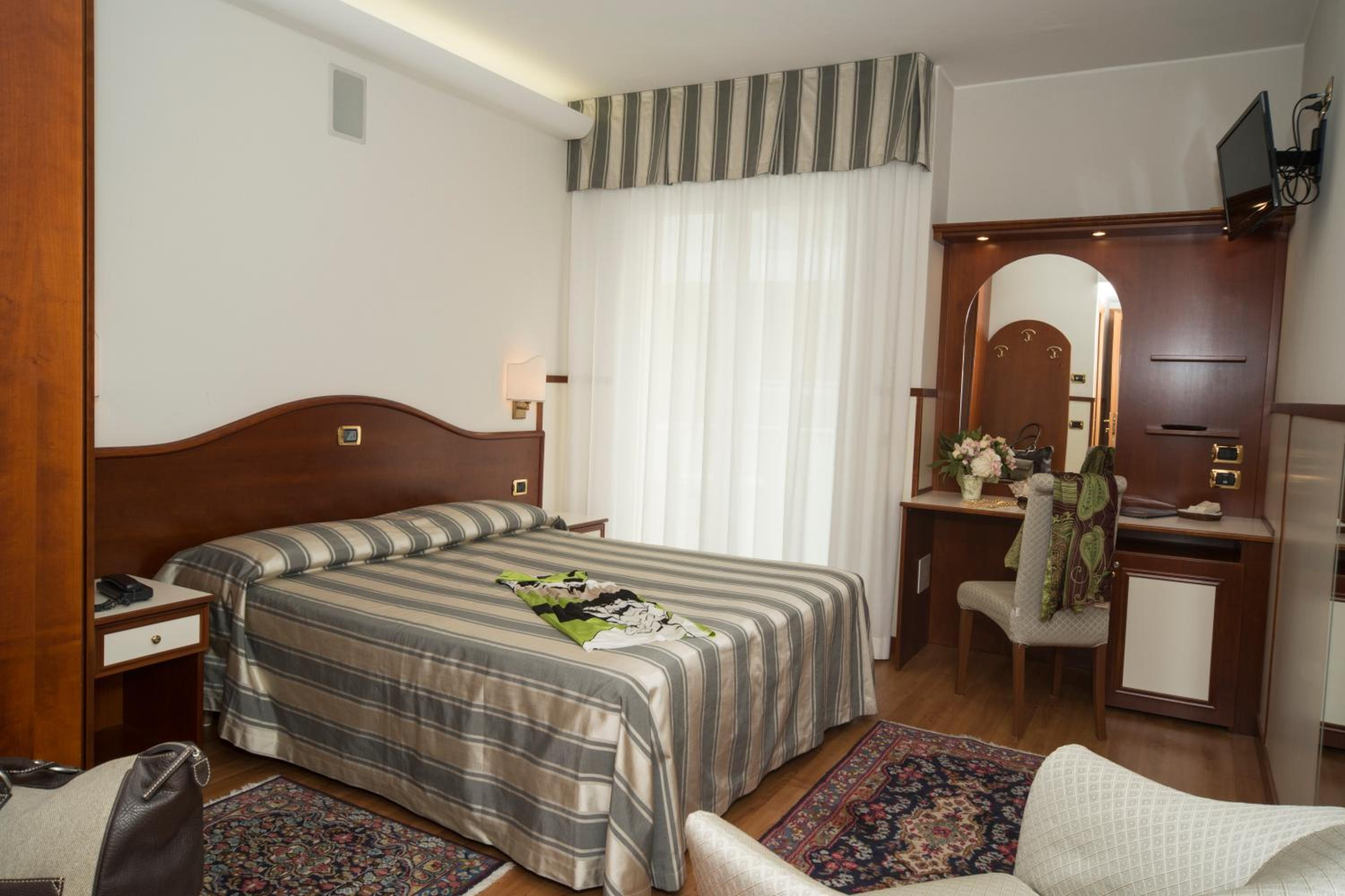 Double Room with Lateral Sea View - Photo 3