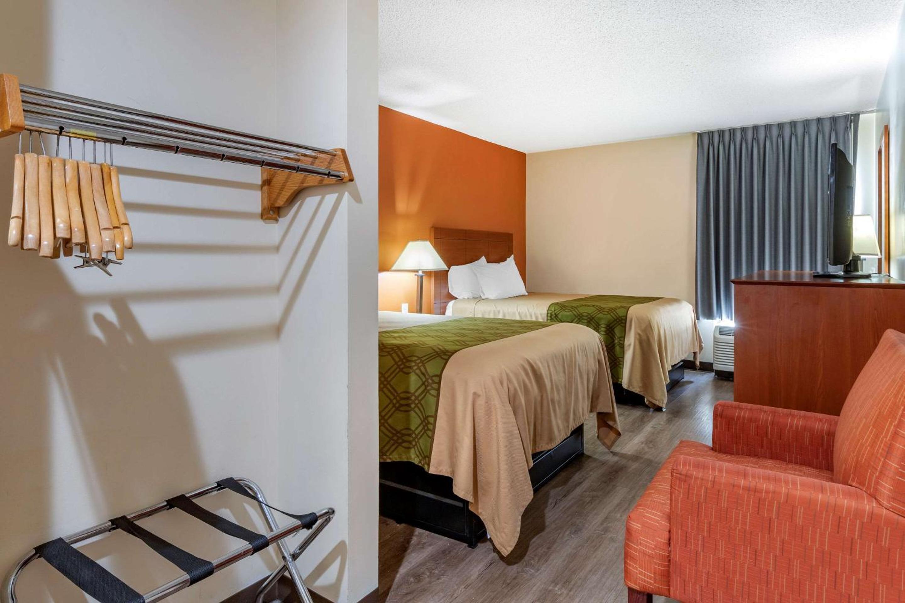 Double Room with Two Double Beds - Disability Access/Non-Smoking - Photo 1