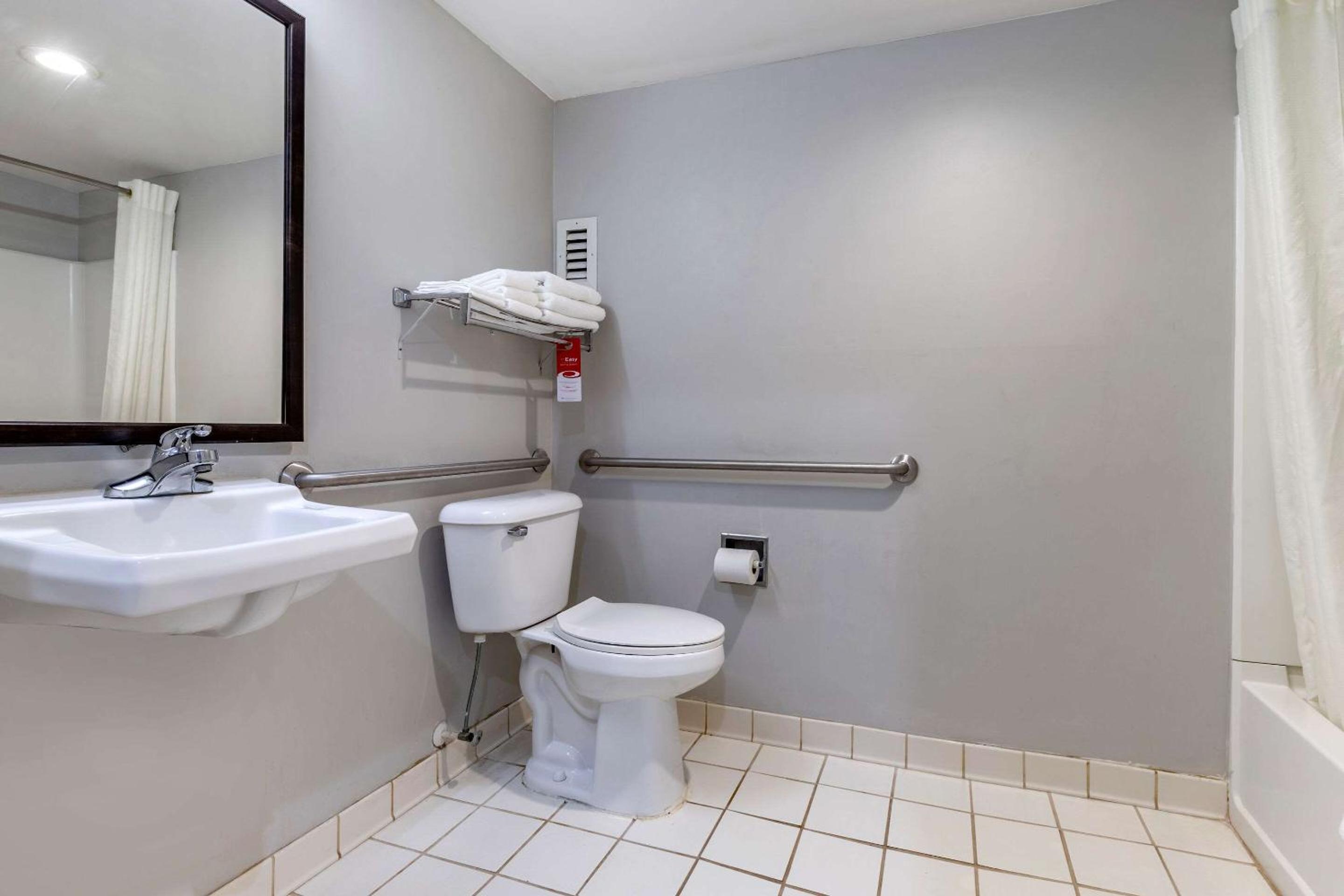 Double Room with Two Double Beds - Disability Access/Non-Smoking - Photo 4