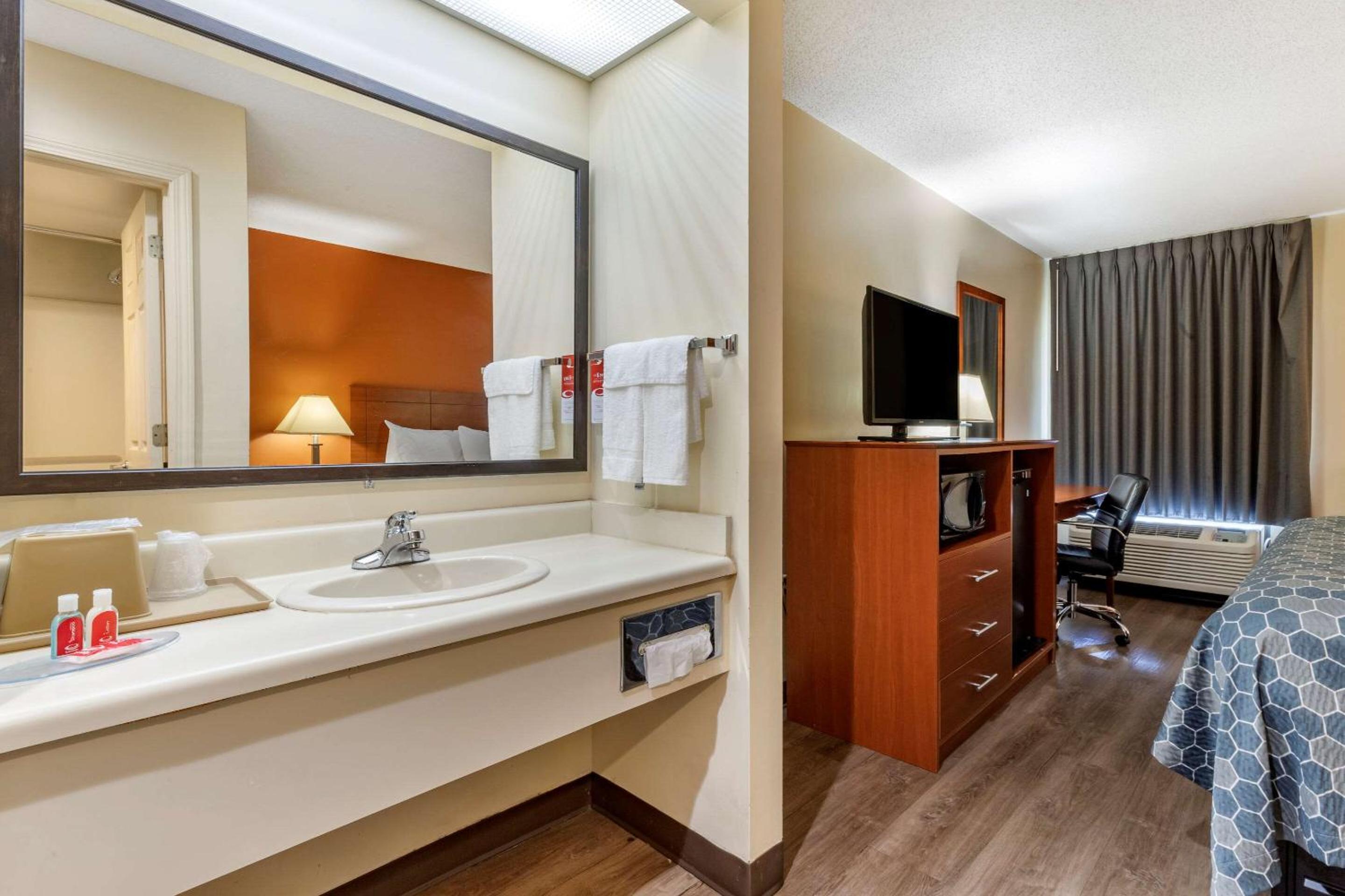 King Room - Non-Smoking - Photo 4