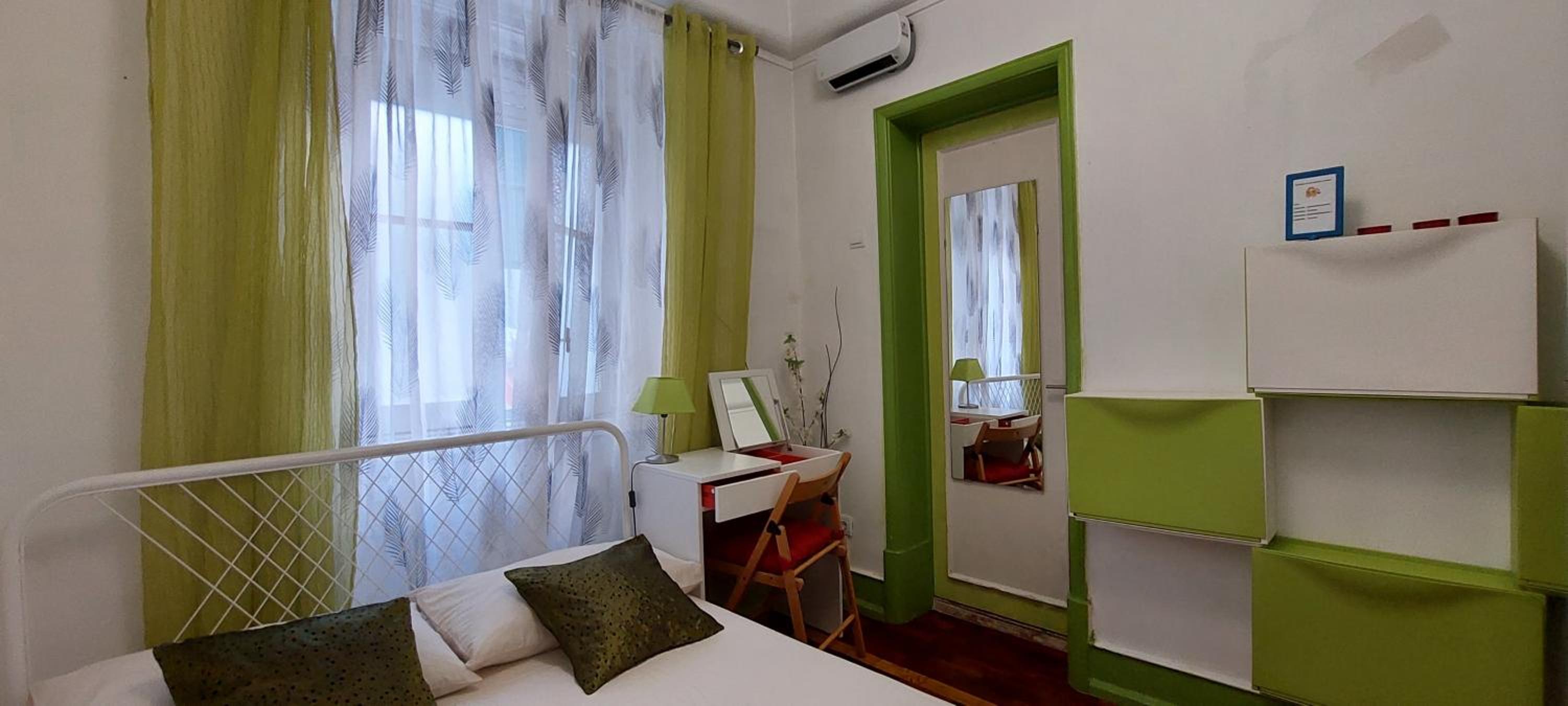 Double Room with Private Bathroom - Photo 13