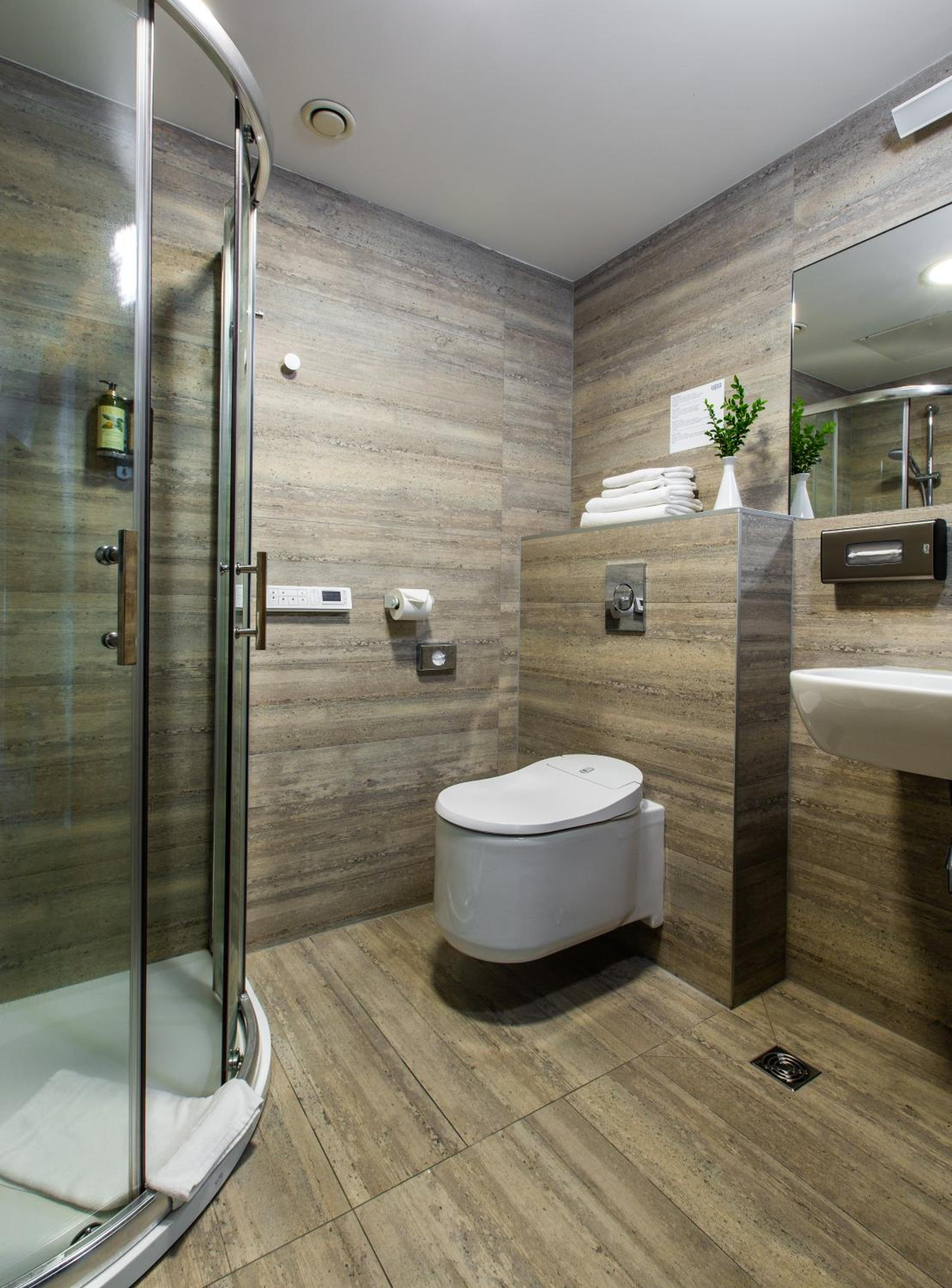 Apartment with Balcony and Spa Access - Photo 16