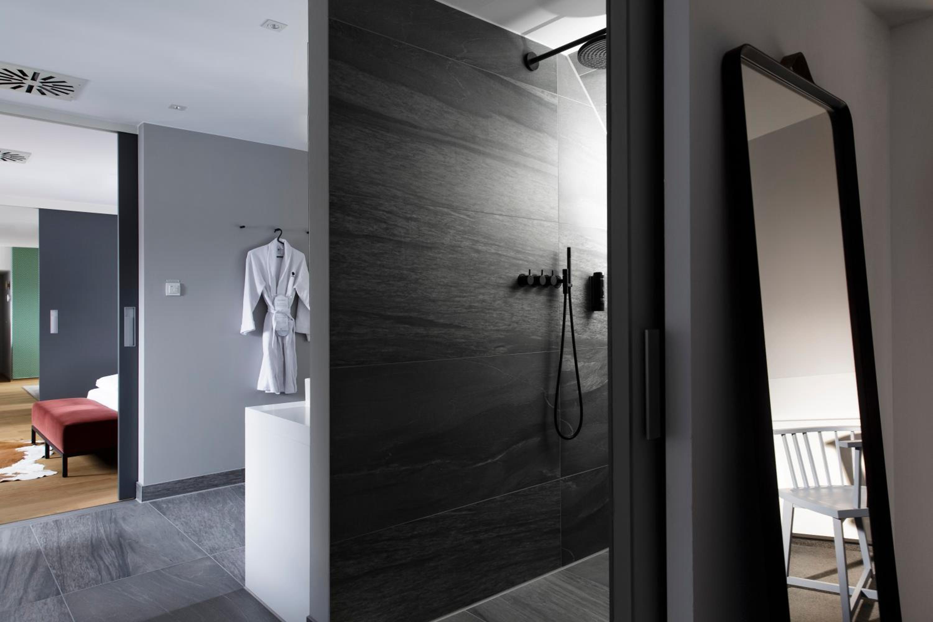Suite 500 - Photo 3