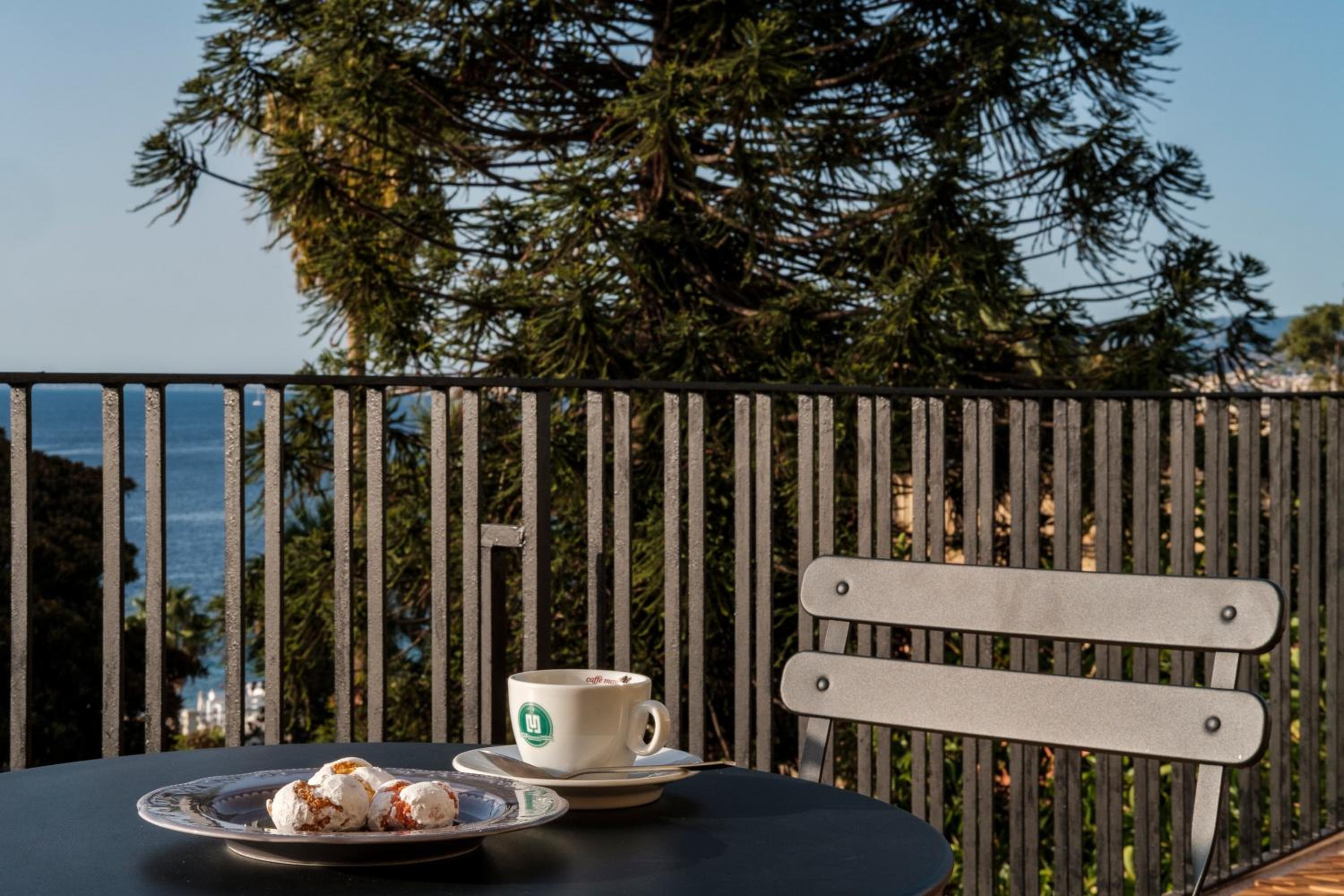 Deluxe Double Room with Balcony and Sea View - Photo 15
