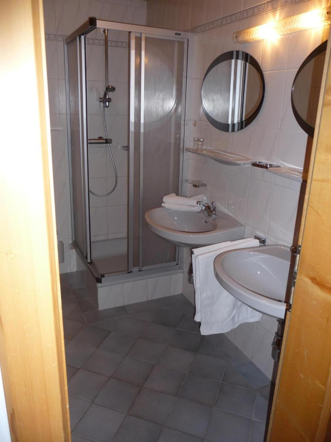 Two-Bedroom Apartment with Shower  photo 2