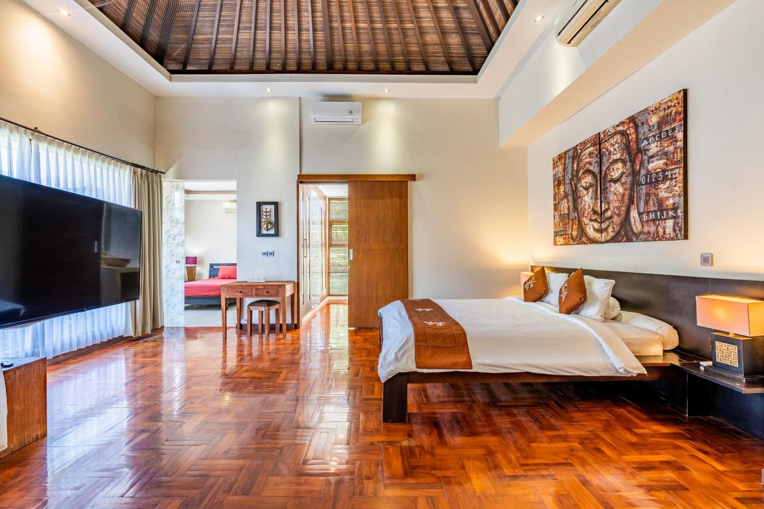 Three-Bedroom Villa - Photo 31
