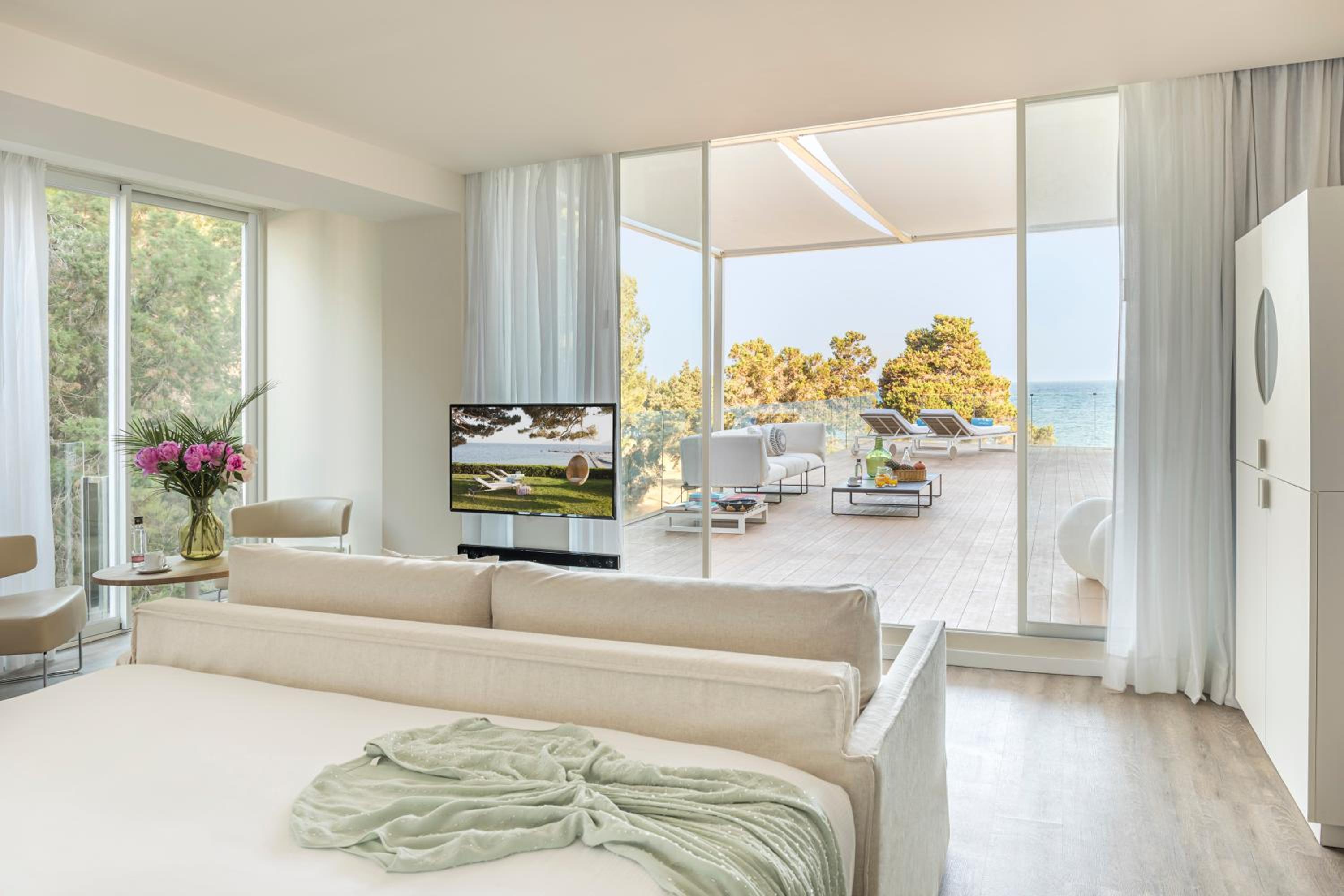 Extra ME+ Junior Suite with Hot Tub Sea View