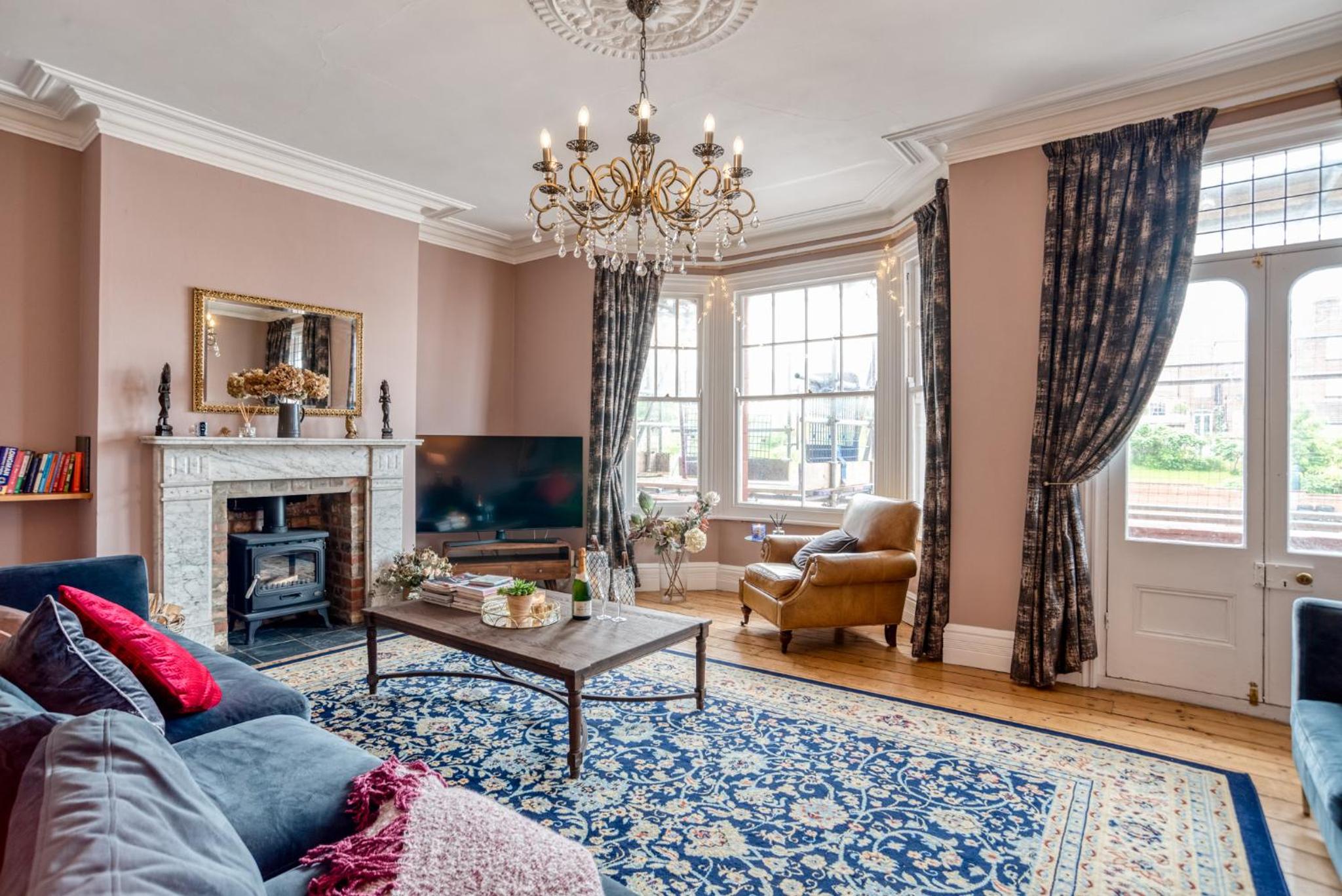 Six-Bedroom House photo 1