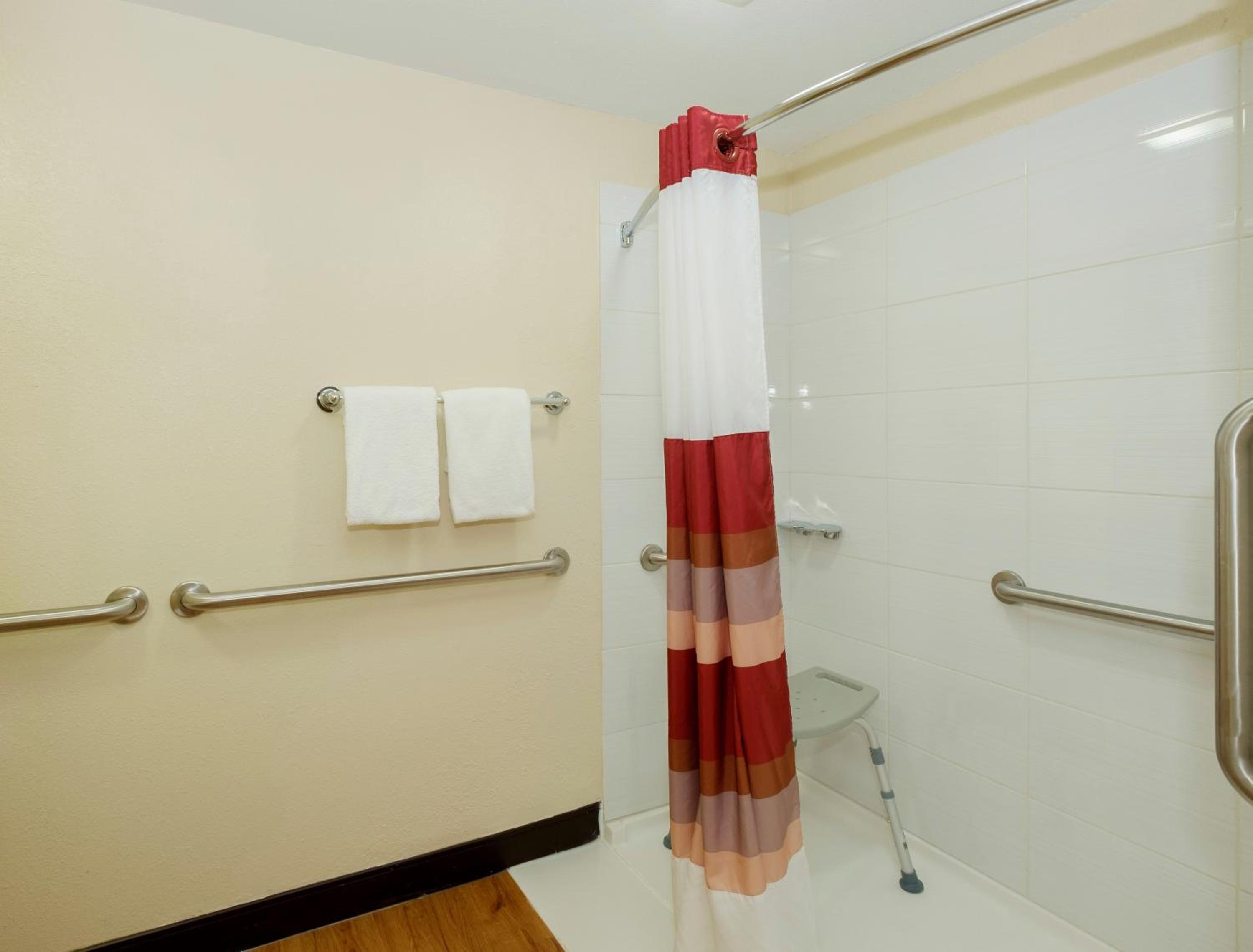 Deluxe King Room Disability Acess Roll-In Shower Smoke Free - Photo 4