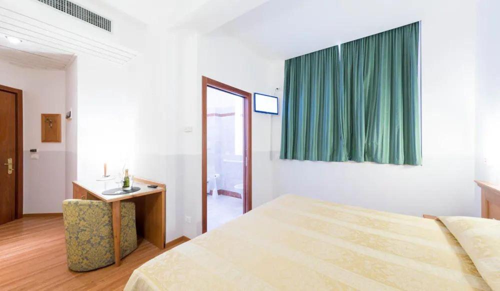 Standard Double or Twin Room - Photo 3