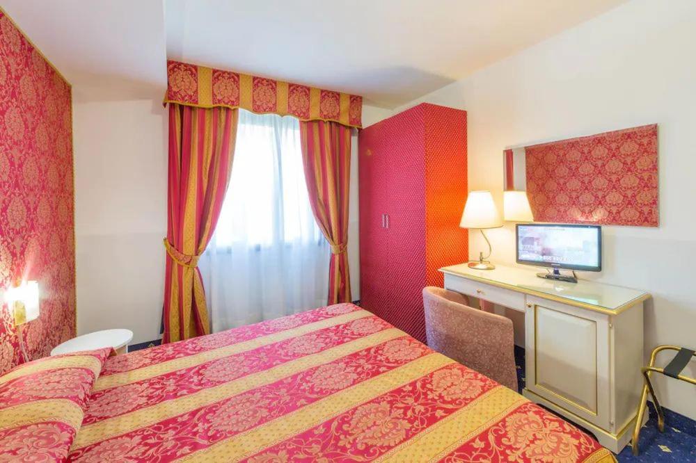 Standard Double or Twin Room - Photo 8