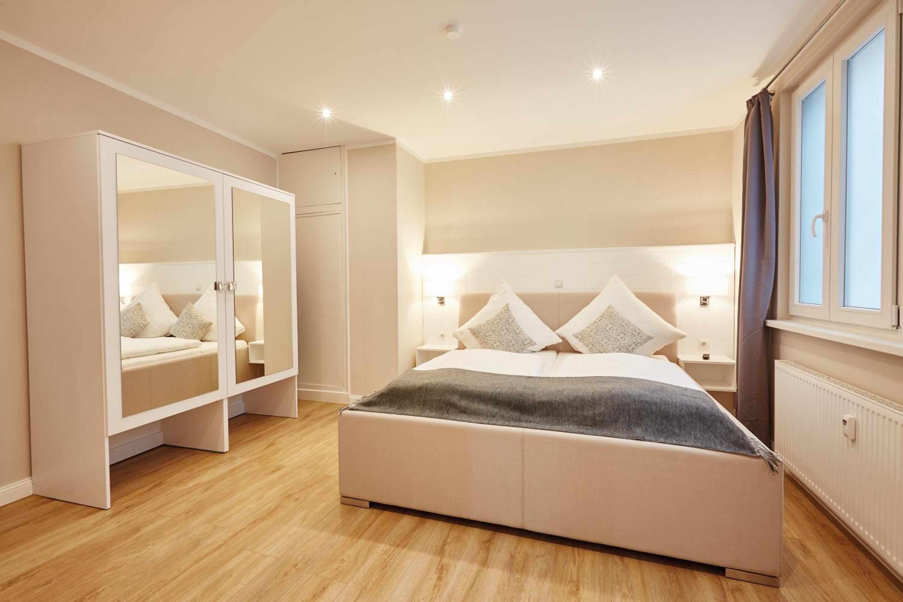 Deluxe One-Bedroom Apartment with City View photo 3