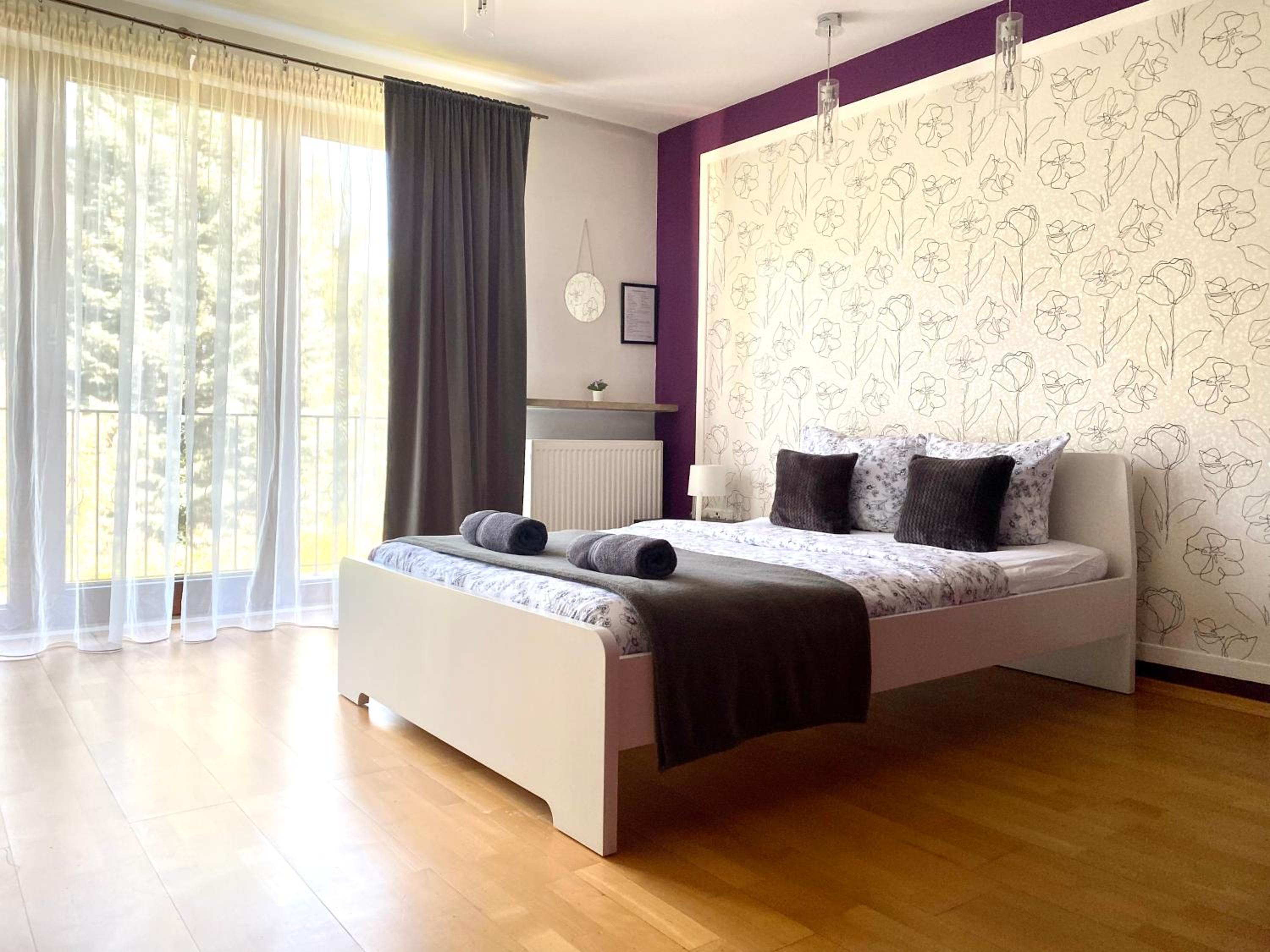 Queen Room with Balcony and Shared Bathroom photo 2