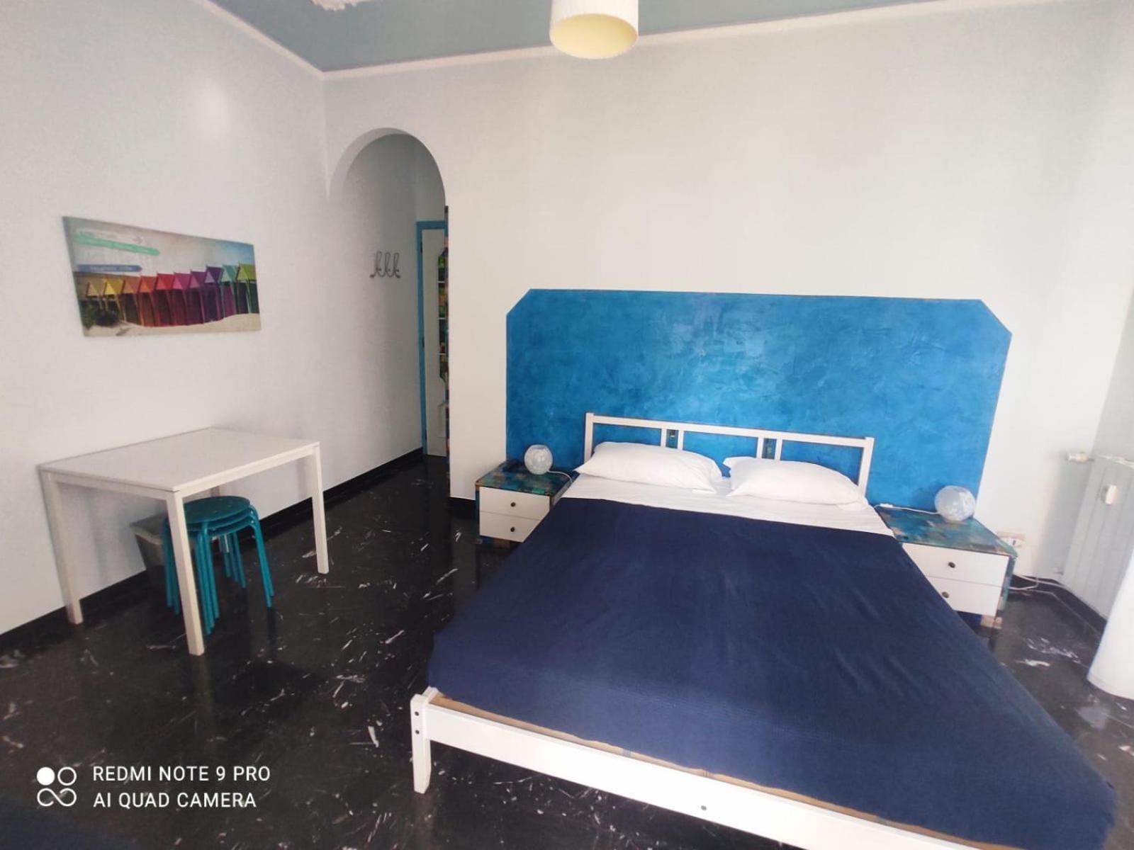 Double Room with Private External Bathroom - Photo 2