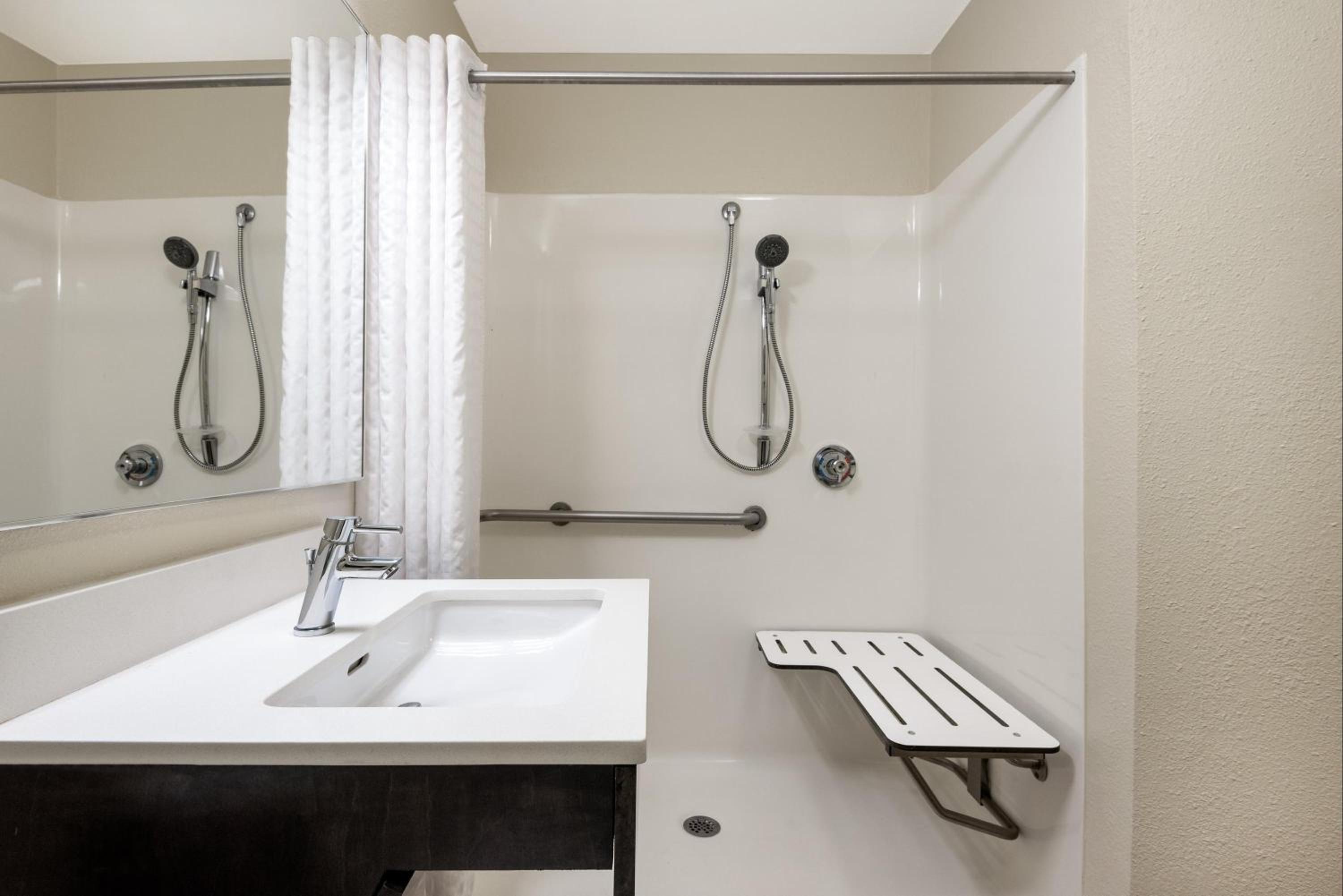 Queen Suite with Roll-In Shower - Disability Access - Photo 4