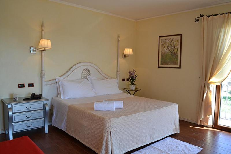 Double Room with Pool View - Photo 1