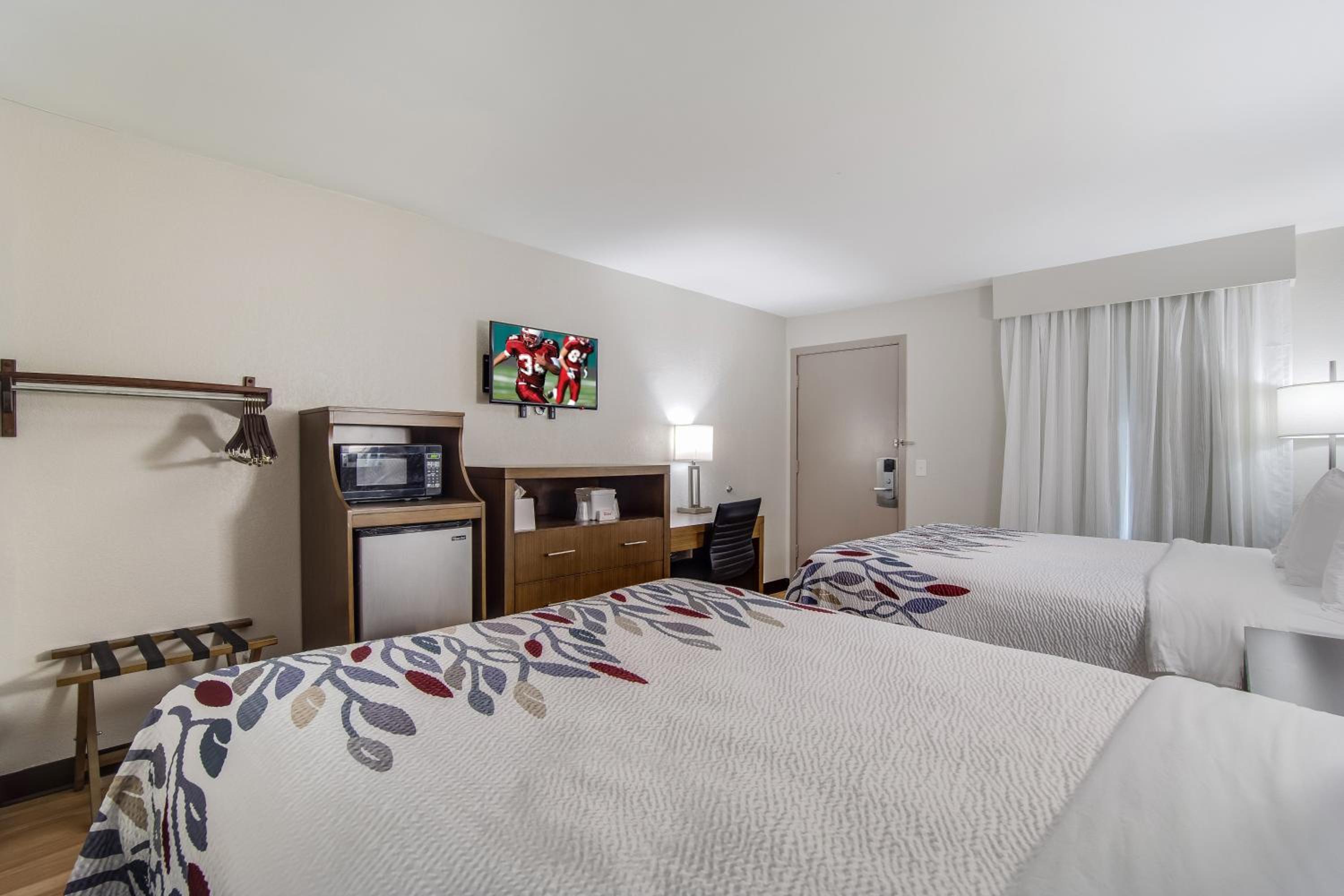Deluxe Queen Room with Two Queen Beds thumbnail 5
