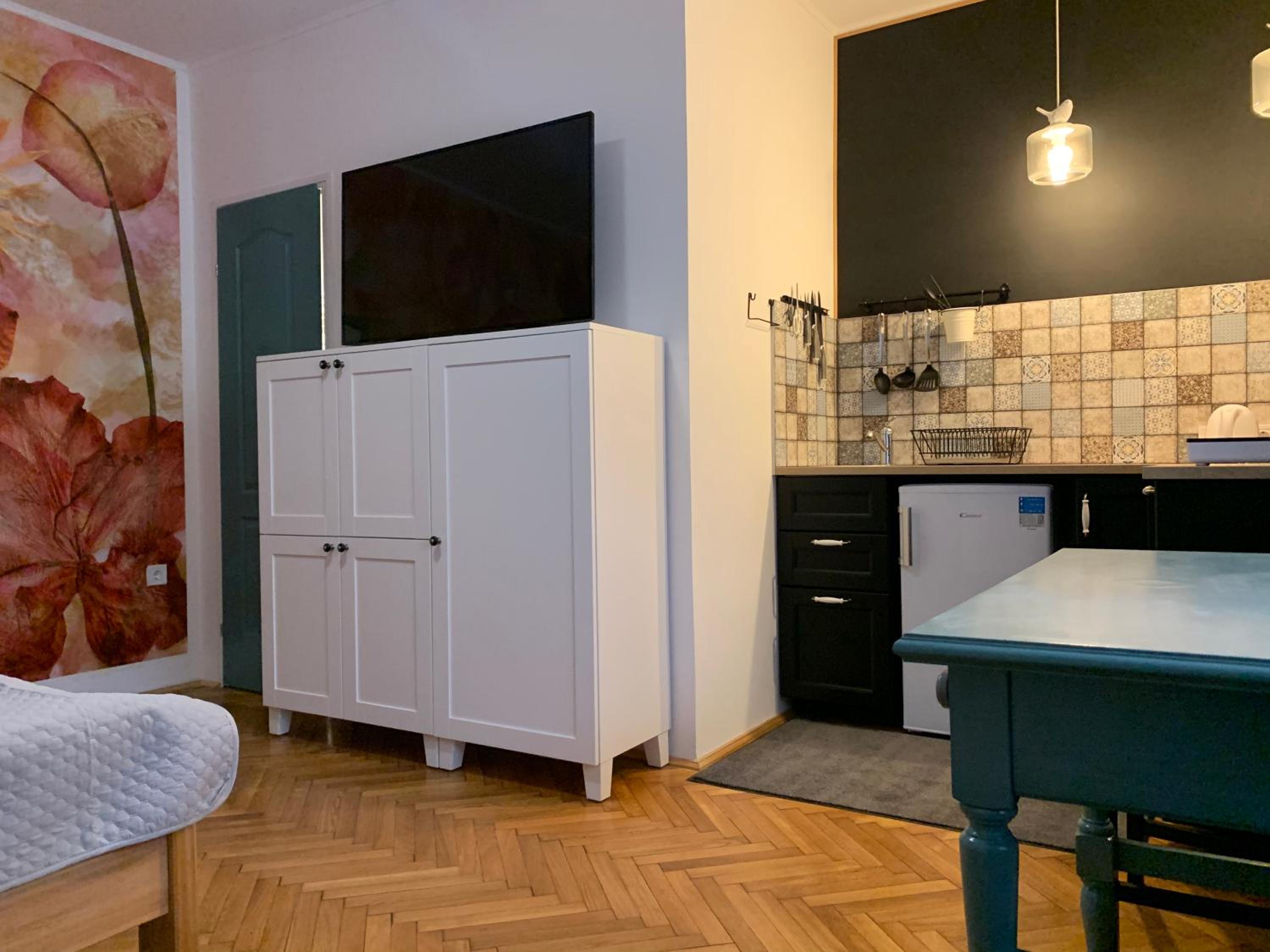 One-Bedroom Apartment photo 1