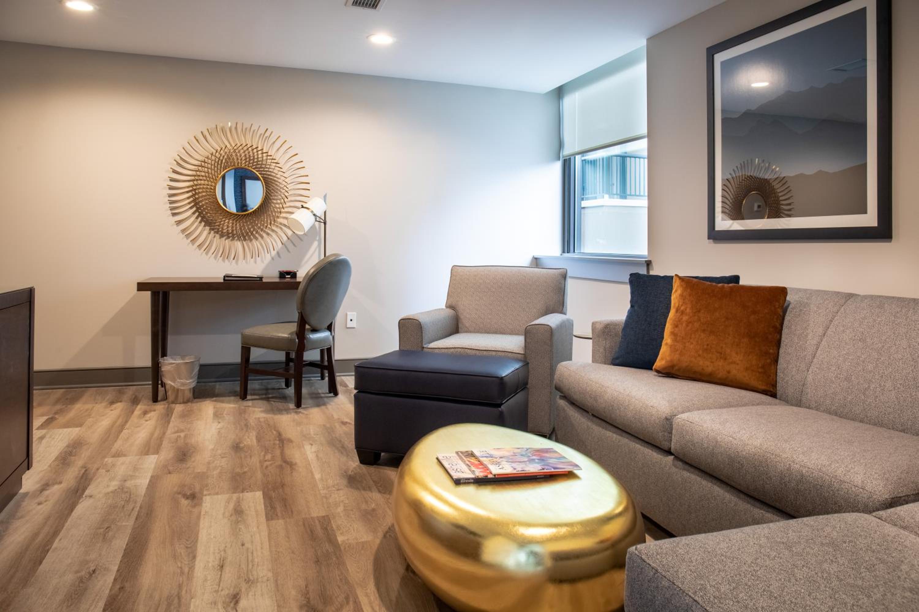 Junior King Suite with Sofabed/ Non Smoking - Photo 4